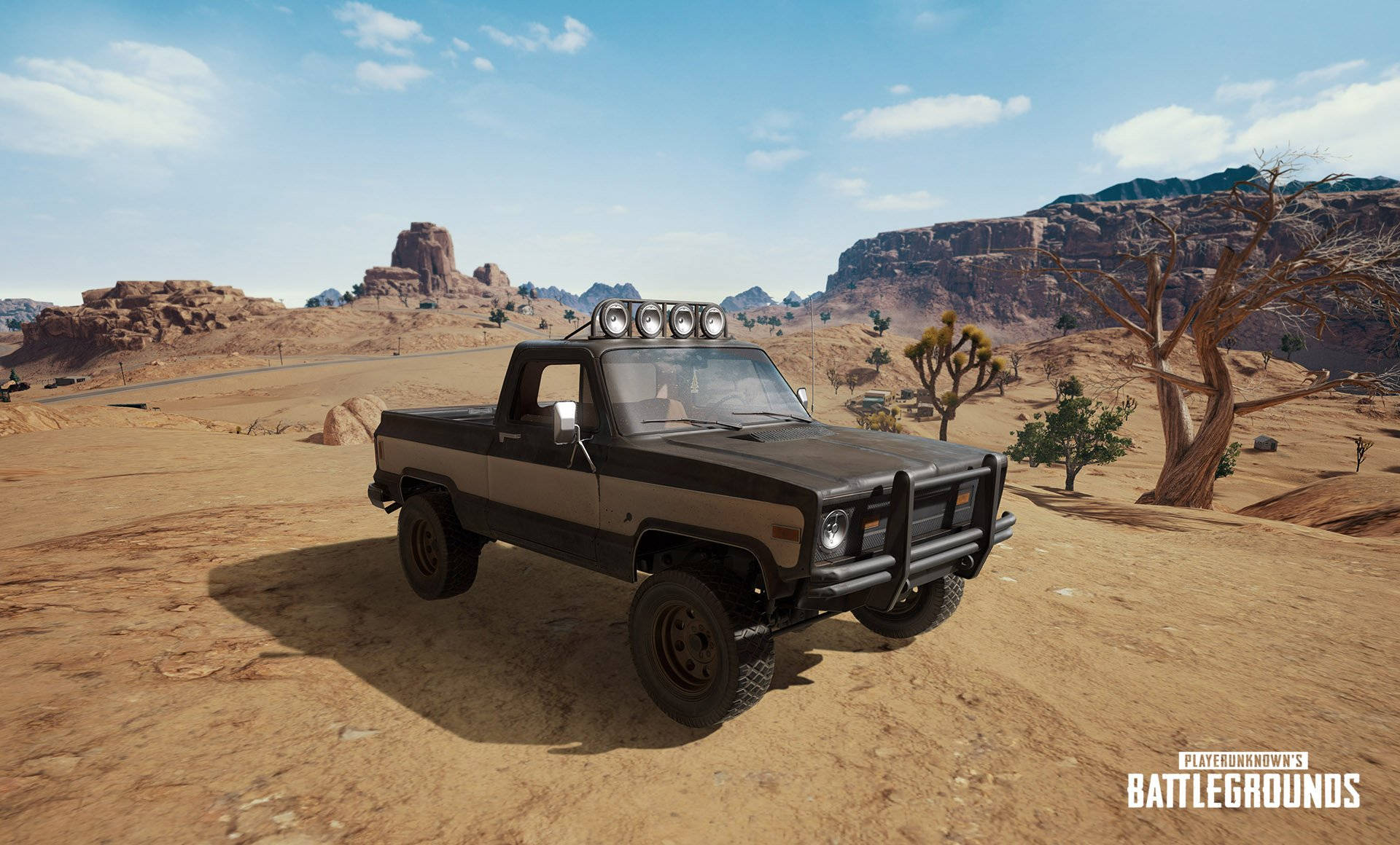 pubg 4K gaming 桌布 壁紙 — 一輛堅固的黑色皮卡車，車頂配有燈光，停泊在沙質沙漠地形上，天空湛藍，白雲點點。