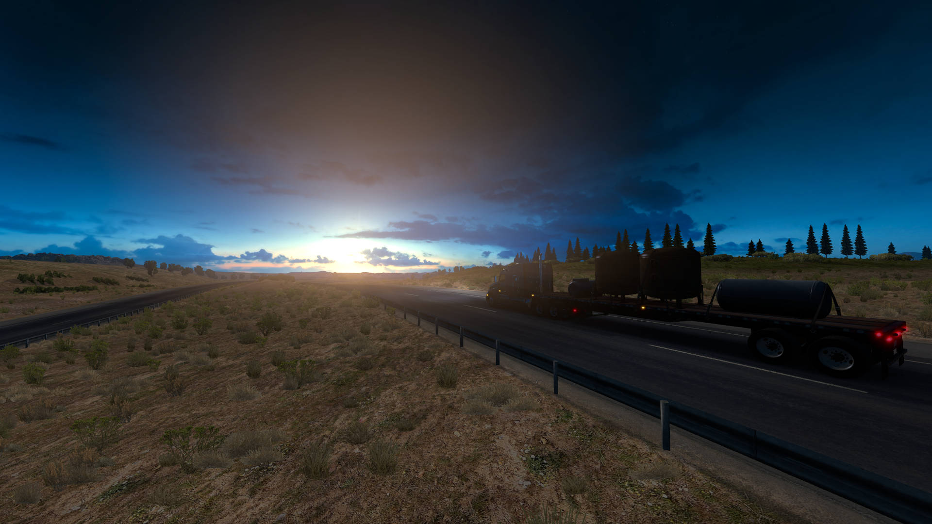 American Truck Simulator 桌布 壁紙 — 一輛大型油罐車在黃昏時分行駛在沙漠高速公路上，天空壯麗，遠處有松樹。