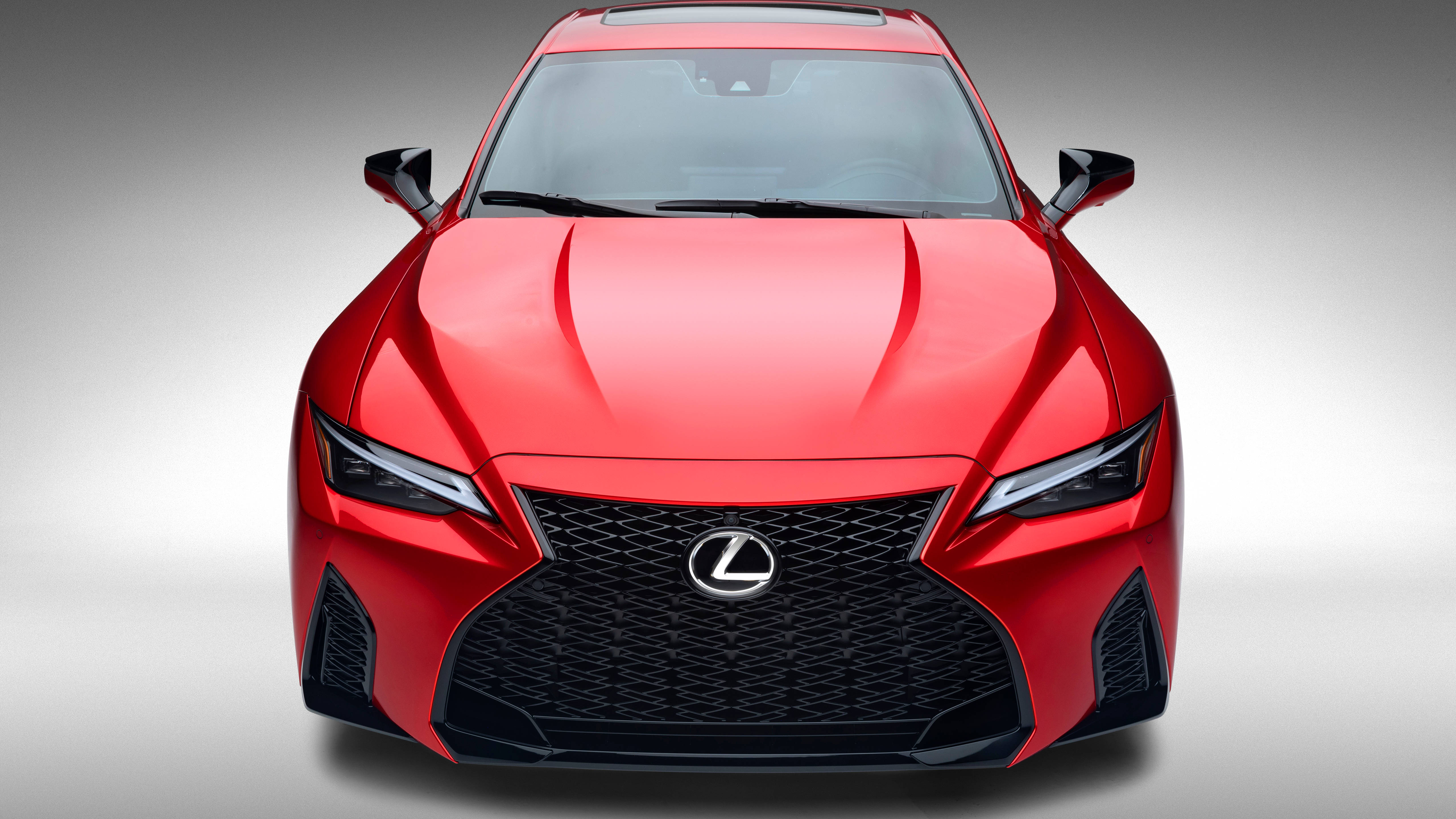 跑車 桌布 壁紙 — 一輛大膽的紅色Lexus跑車，配備銳利角形頭燈和黑色網狀格柵，在工作室拍攝中展示。
