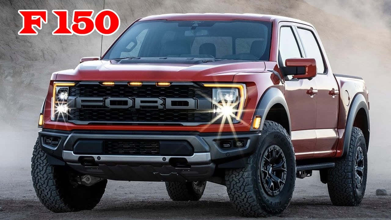 Red Truck 桌布 壁紙 — 一輛大膽的紅色福特F-150 Raptor卡車，帶有發光的頭燈，主宰著塵土飛揚的越野場景。