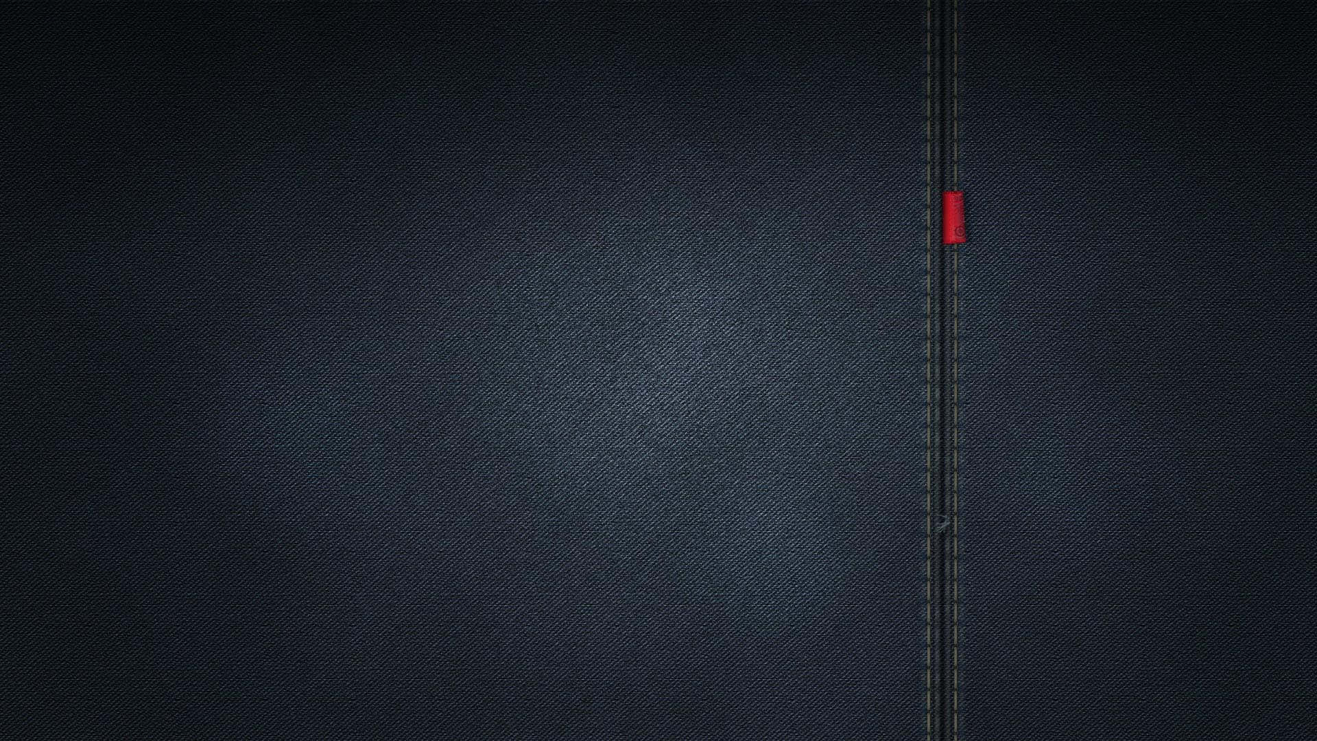 Denim 桌布 壁紙 — 一輛孤獨的紅色汽車在昏暗燈光下行駛在一條刻在深色牛仔布上的狹窄道路上。