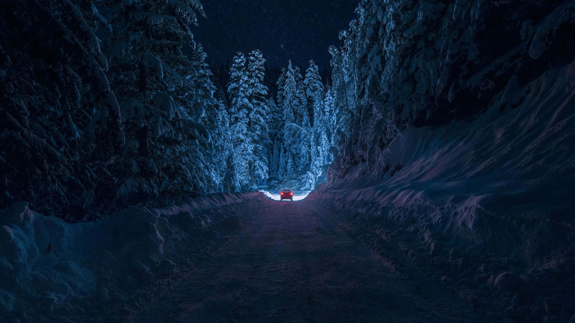 自然 桌布 壁紙 — 一輛孤獨的紅色汽車在星空下的雪地森林道路上行駛。
