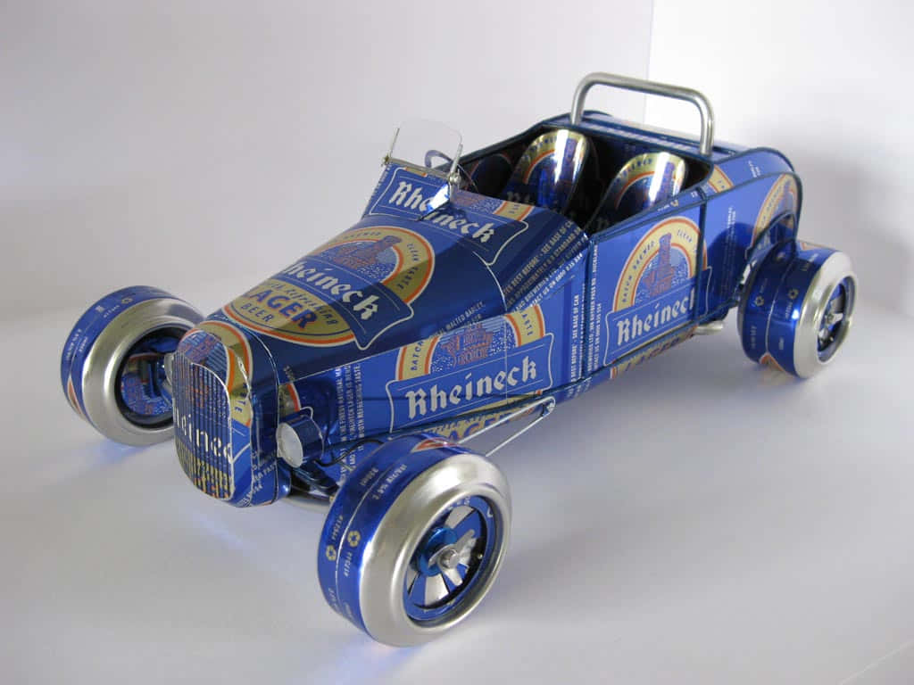 Car Model 桌布 壁紙 — 一輛完全由藍色Rheineck啤酒罐製成的訂製熱棒賽車，銀色輪圈，純白色背景。