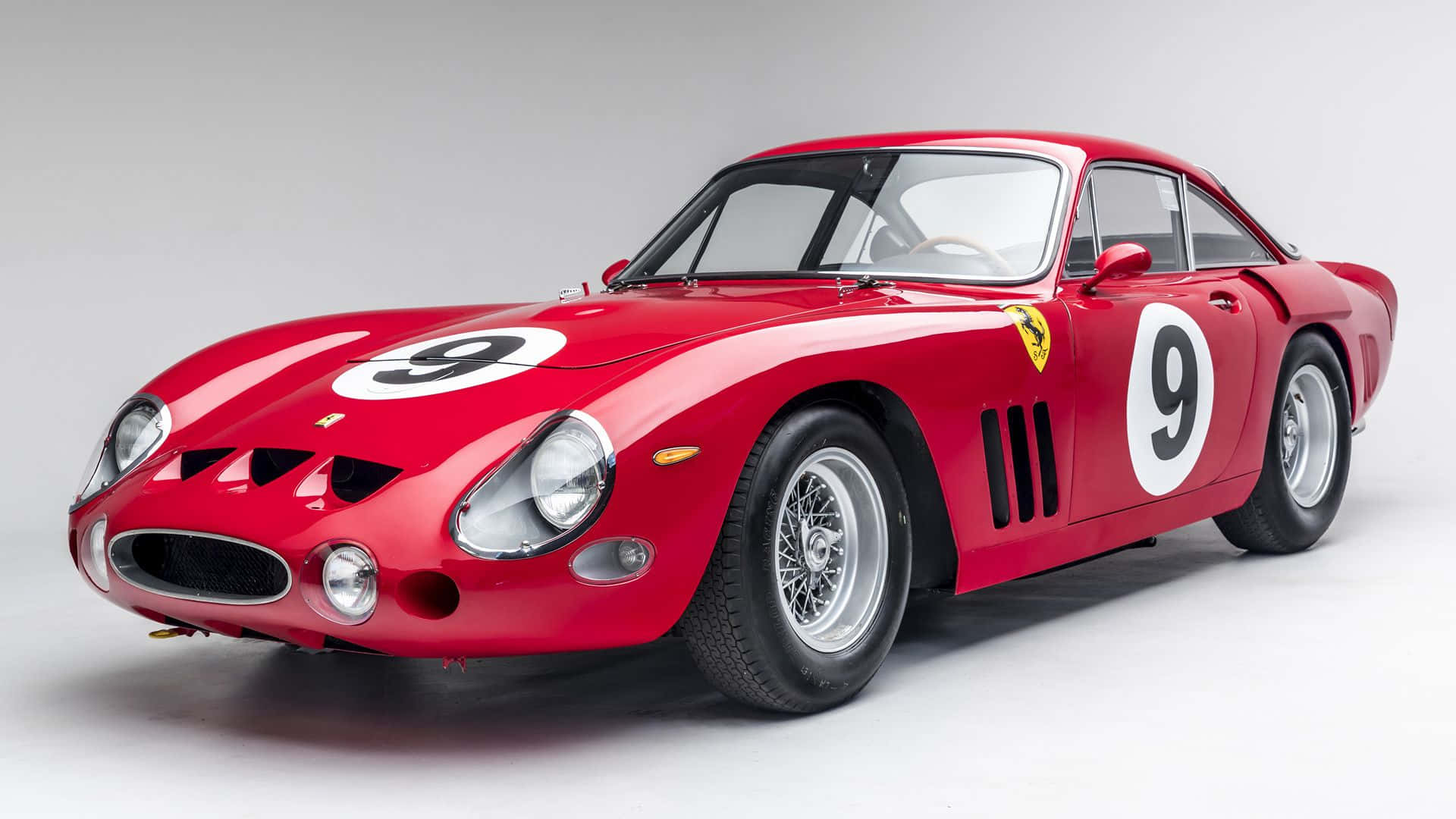 Ferrari 330 桌布 壁紙 — 一輛完美無瑕的紅色法拉利賽車，引擎蓋和側面 prominently 顯示著九號，在攝影棚環境中拍攝。