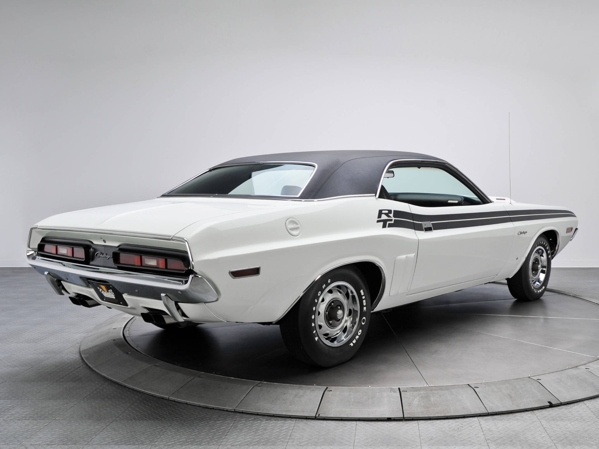 Challenger 桌布 壁紙 — 一輛完美的白色1970年道奇挑戰者RT敞篷車，帶有黑色賽車條紋和鍍鉻細節，在極簡主義工作室的旋轉平台上展示。