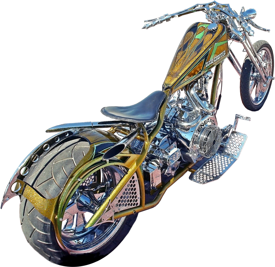 Chopper 桌布 壁紙 — 一輛定製的chopper機車，帶有鍍鉻和金色裝飾，在黑色背景下閃閃發光。