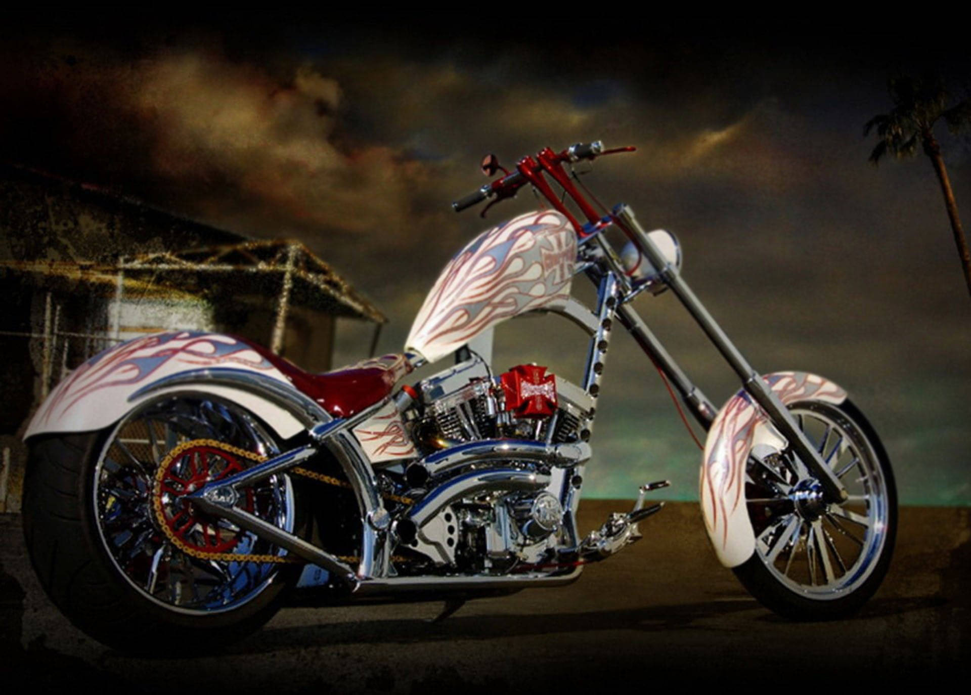 Choppers 桌布 壁紙 — 一輛定製的chopper機車，帶有鍍鉻細節和火焰貼紙，矗立在戲劇性的暮色天空下。