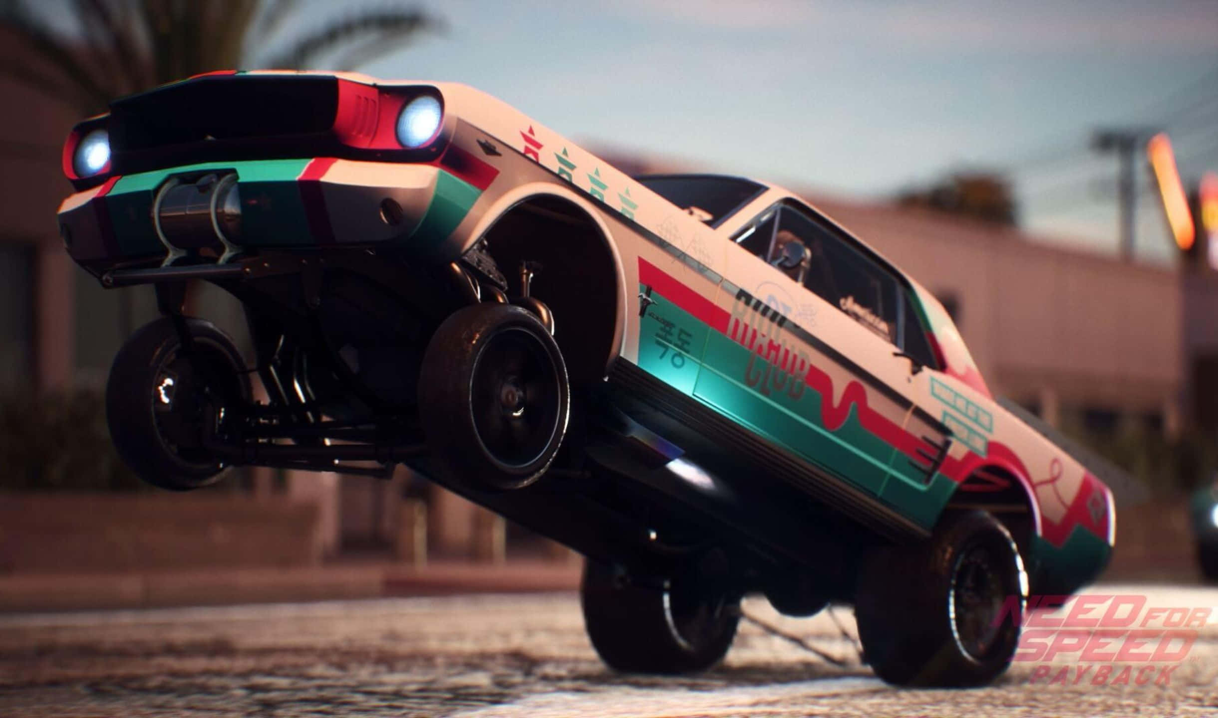2440x1440 Need For Speed Payback 桌布 壁紙 — 一輛定製肌肉車帶有青綠、紅和白圖案，在黃昏時分於街道上騰空而起，車頭燈閃爍。