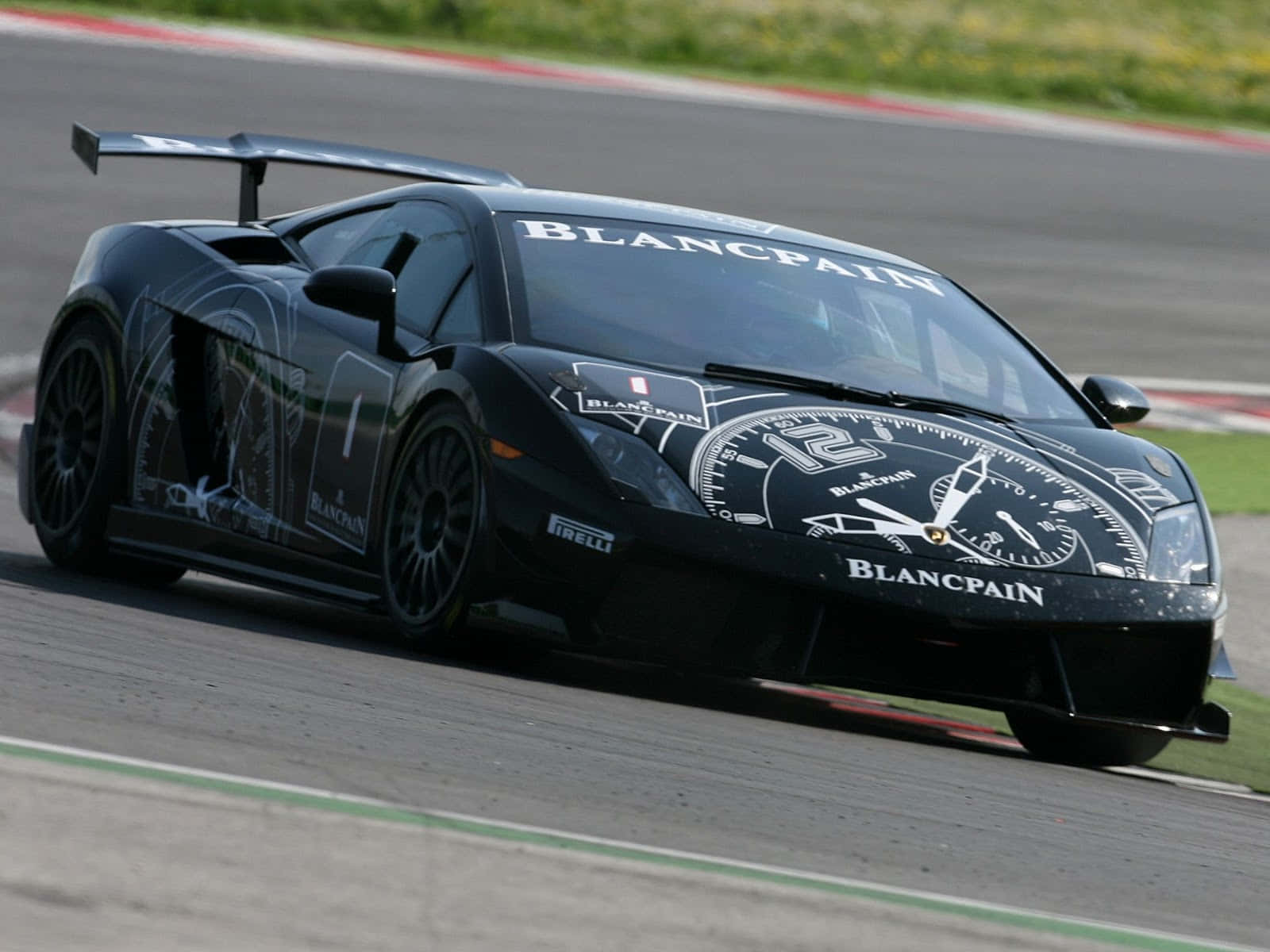 Car Racing 桌布 壁紙 — 一輛帶有 Blancpain 時鐘圖案的黑色藍寶堅尼賽車，在綠草和紅色路緣的賽道上飛馳。