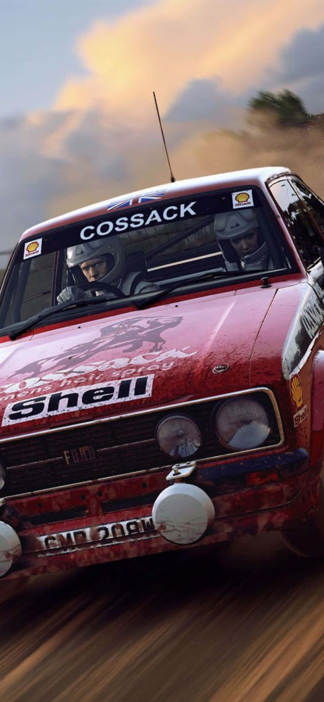 iPhone Xs Dirt Rally 桌布 壁紙 — 一輛帶有 'Cossack' 標誌的紅色拉力賽車在日落時分疾馳在塵土飛揚的鄉村道路上。