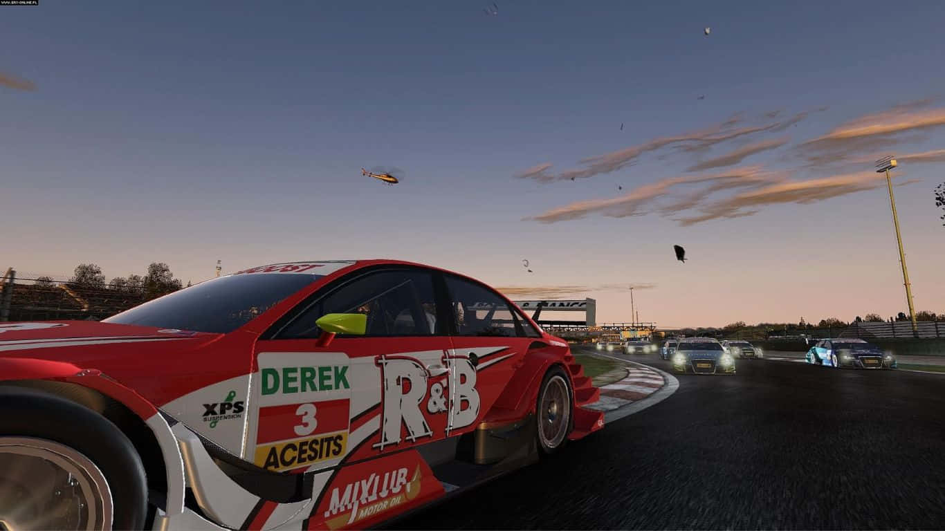 1366x768 Project Cars 桌布 壁紙 — 一輛帶有「Derek 3」品牌的紅色賽車在暮色賽道上疾馳，其他車輛和直升機緊隨其後。