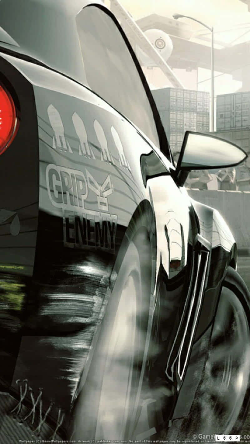 電玩遊戲 桌布 壁紙 — 一輛帶有 'GRIP ENEMY' 貼紙的時尚黑色跑車，在黃昏時分飛馳穿過粗糙的城市峽谷。