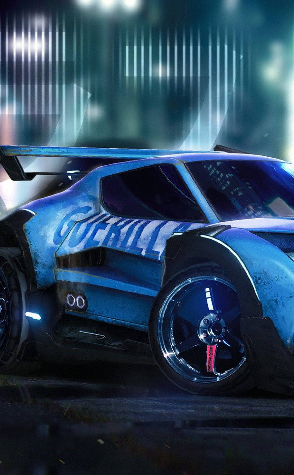 Rocket League iPhone 桌布 壁紙 — 一輛帶有 'GUERILLA' 品牌的時尚藍色賽車在未來城市夜景中於霓虹燈下發光。