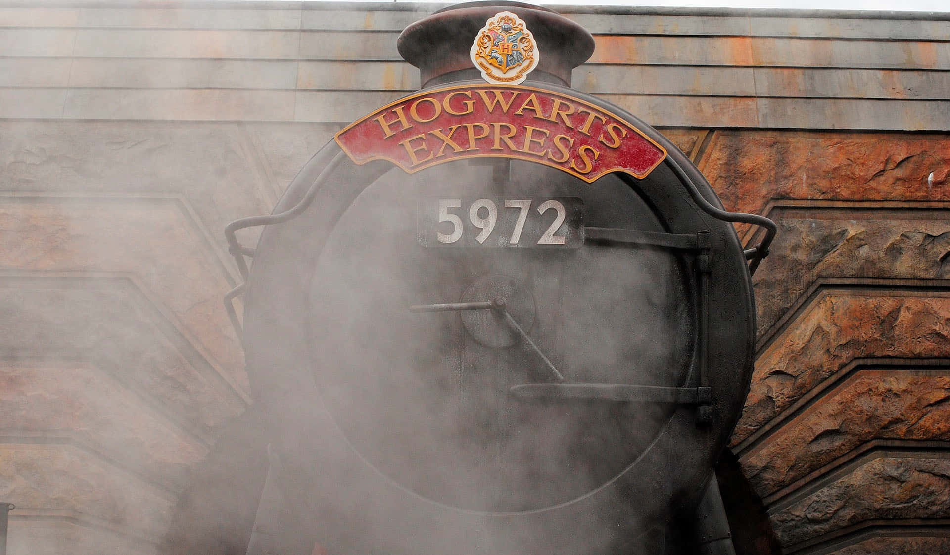 Hogwarts Express 桌布 壁紙 — 一輛帶有「Hogwarts Express」和編號5972的蒸汽火車頭，在紋理石牆前噴出煙霧。