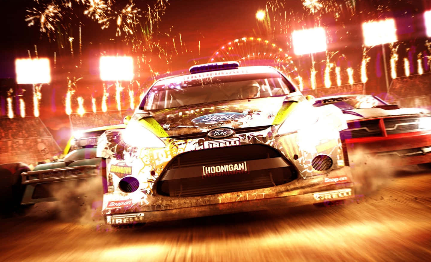 電玩遊戲 桌布 壁紙 — 一輛帶有 'Hoonigan' 品牌的福特拉力賽車在煙火和體育場燈光下於夜間賽道上飛馳。