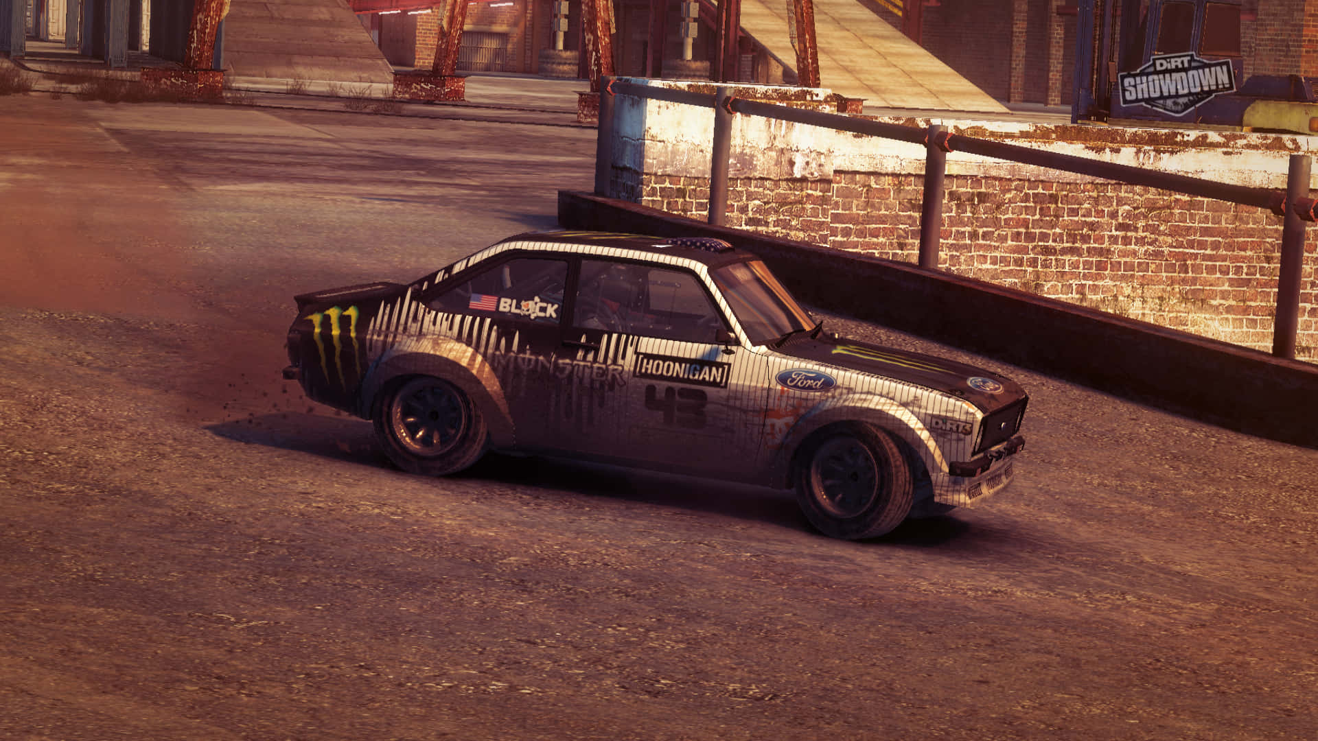 背景 桌布 壁紙 — 一輛帶有「Hoonigan」貼紙的泥濘甩尾車在日落時分繞過塵土飛揚的城市角落飛馳。