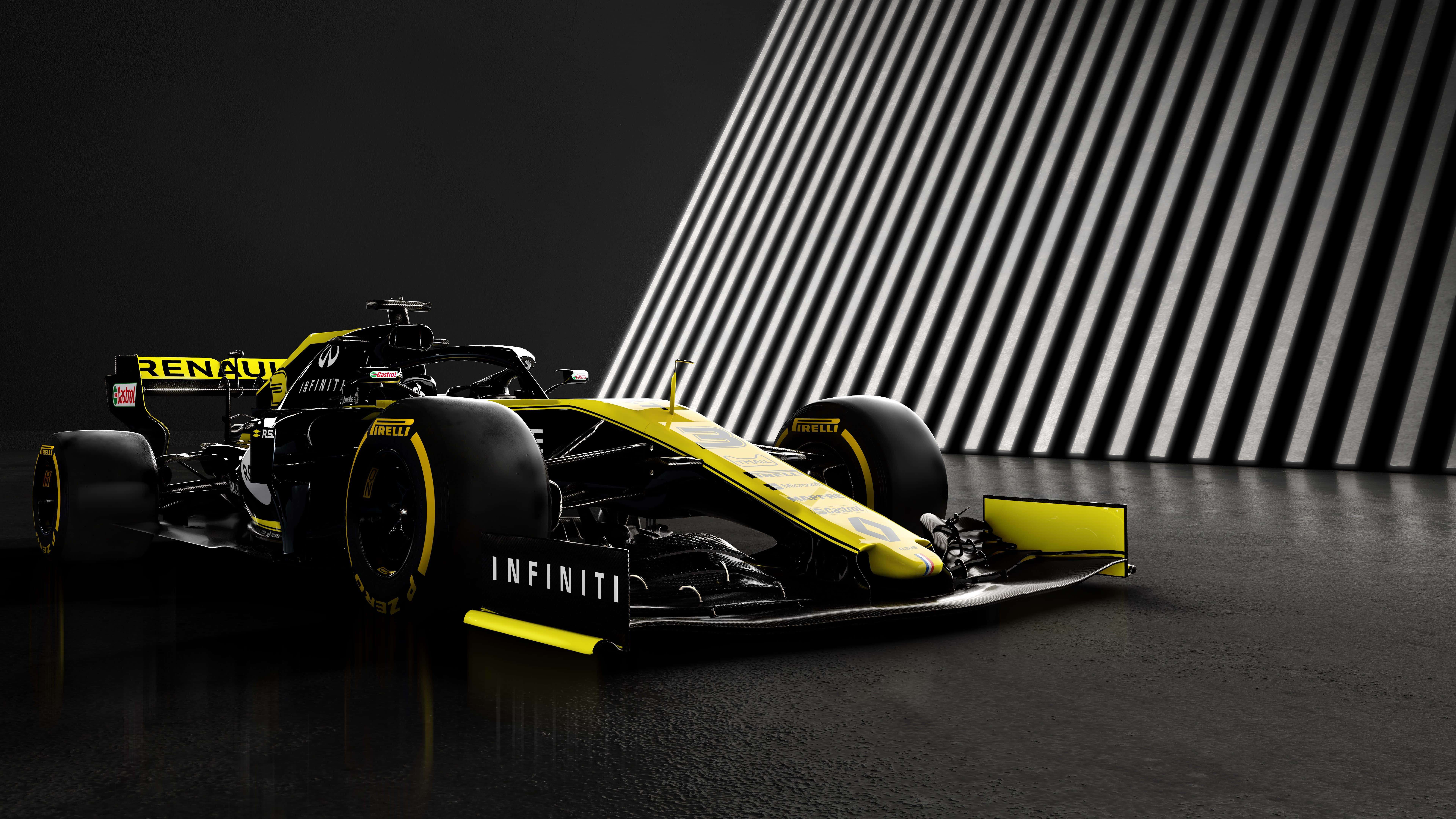 Formula One 桌布 壁紙 — 一輛帶有 Infiniti 品牌標誌的時尚黑黃色一級方程式賽車，在黑暗的攝影棚中以戲劇性的對角線燈光展示。