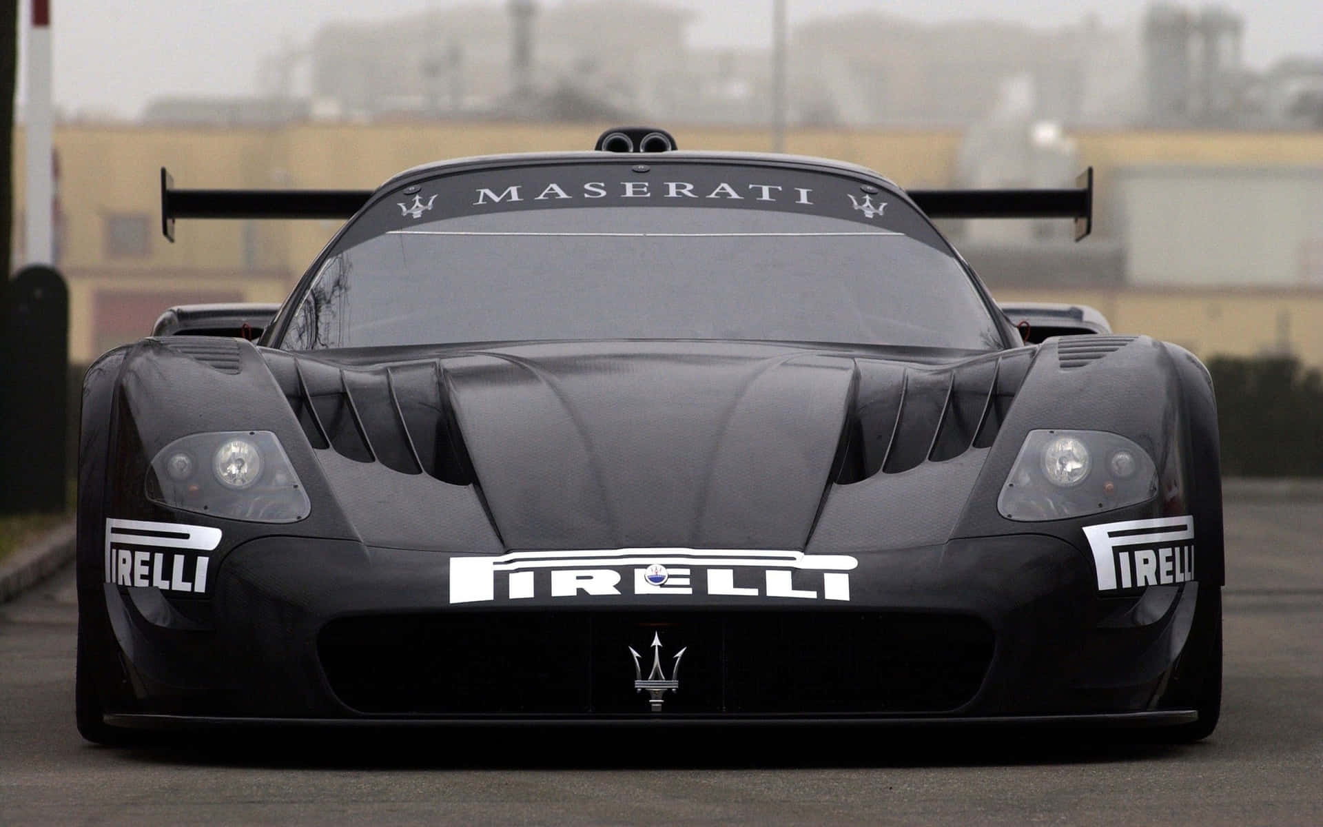 賽道上的黑色 Maserati 賽車帶有 Pirelli 標誌 — Ps4 壁紙