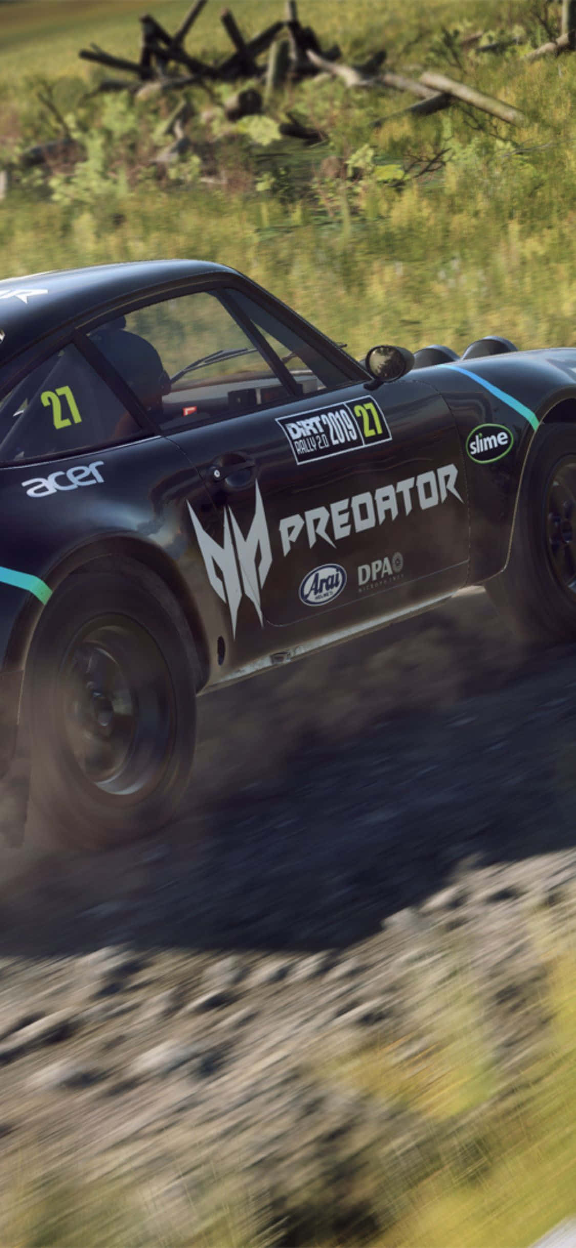 iPhone X Dirt Rally 桌布 壁紙 — 一輛帶有「Predator」標誌的黑色拉力賽車在泥濘的林間小徑上飛馳，揚起泥土和草屑。