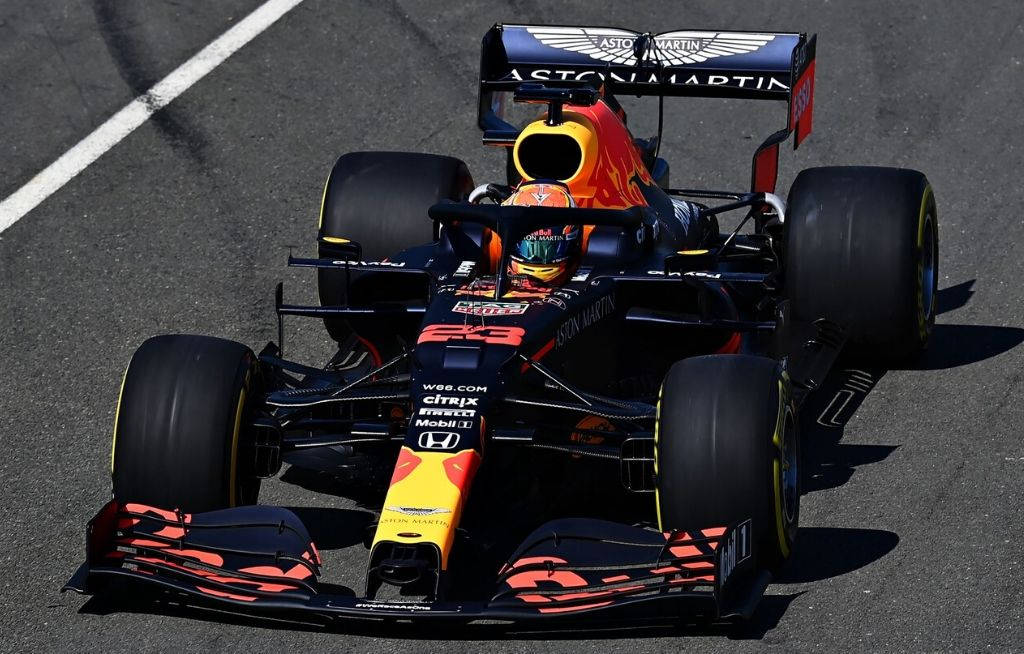 日落時分在瀝青賽道上的Red Bull Racing一級方程式賽車 — 紅牛F1 壁紙