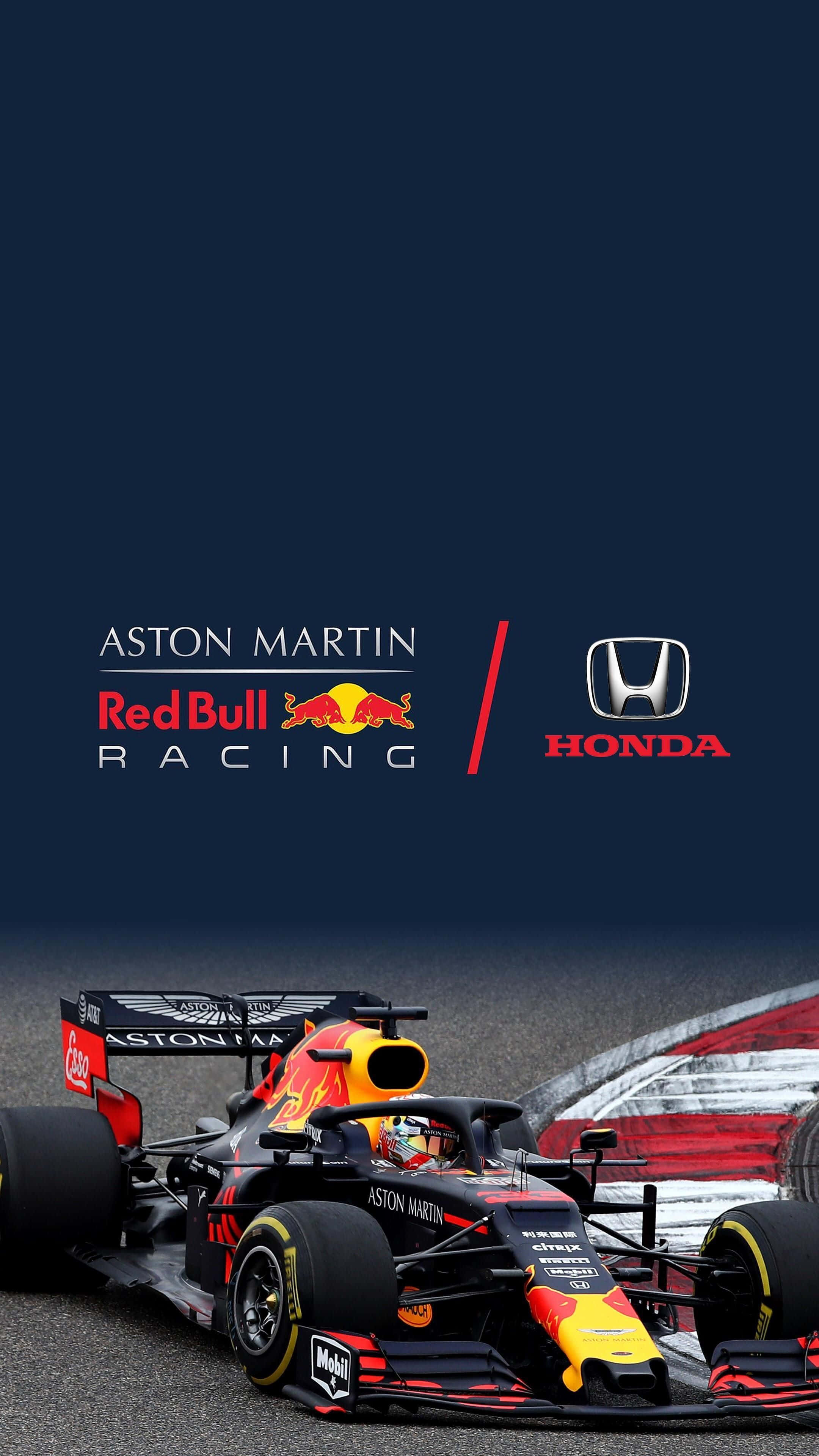 馬克斯·維斯塔潘 桌布 壁紙 — 一輛帶有Aston Martin和Honda標誌的Red Bull Racing一級方程式賽車在黑暗天空下的賽道上飛馳。