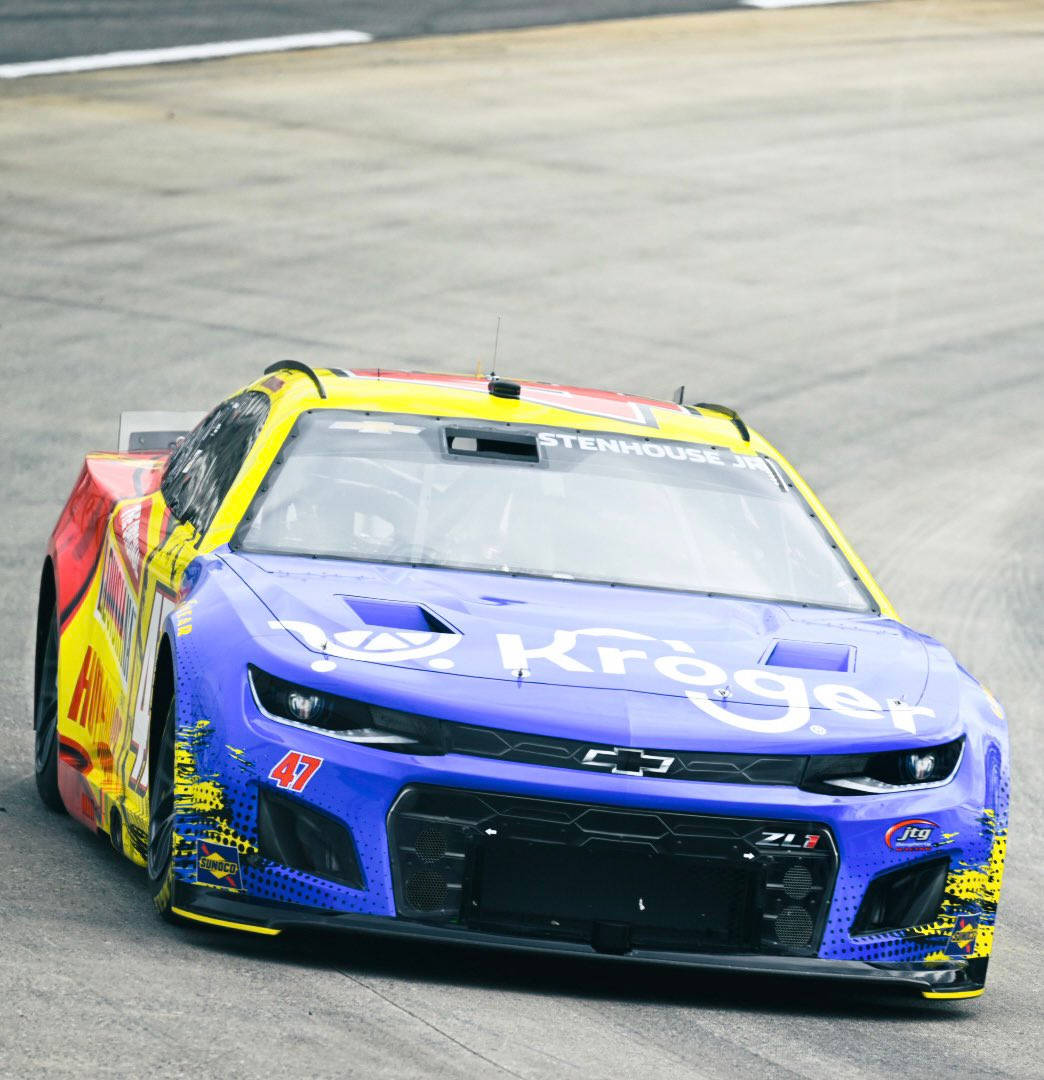 跑車 桌布 壁紙 — 一輛帶有Kroger品牌的鮮豔藍黃色NASCAR賽車沿著灰色瀝青賽道疾馳。