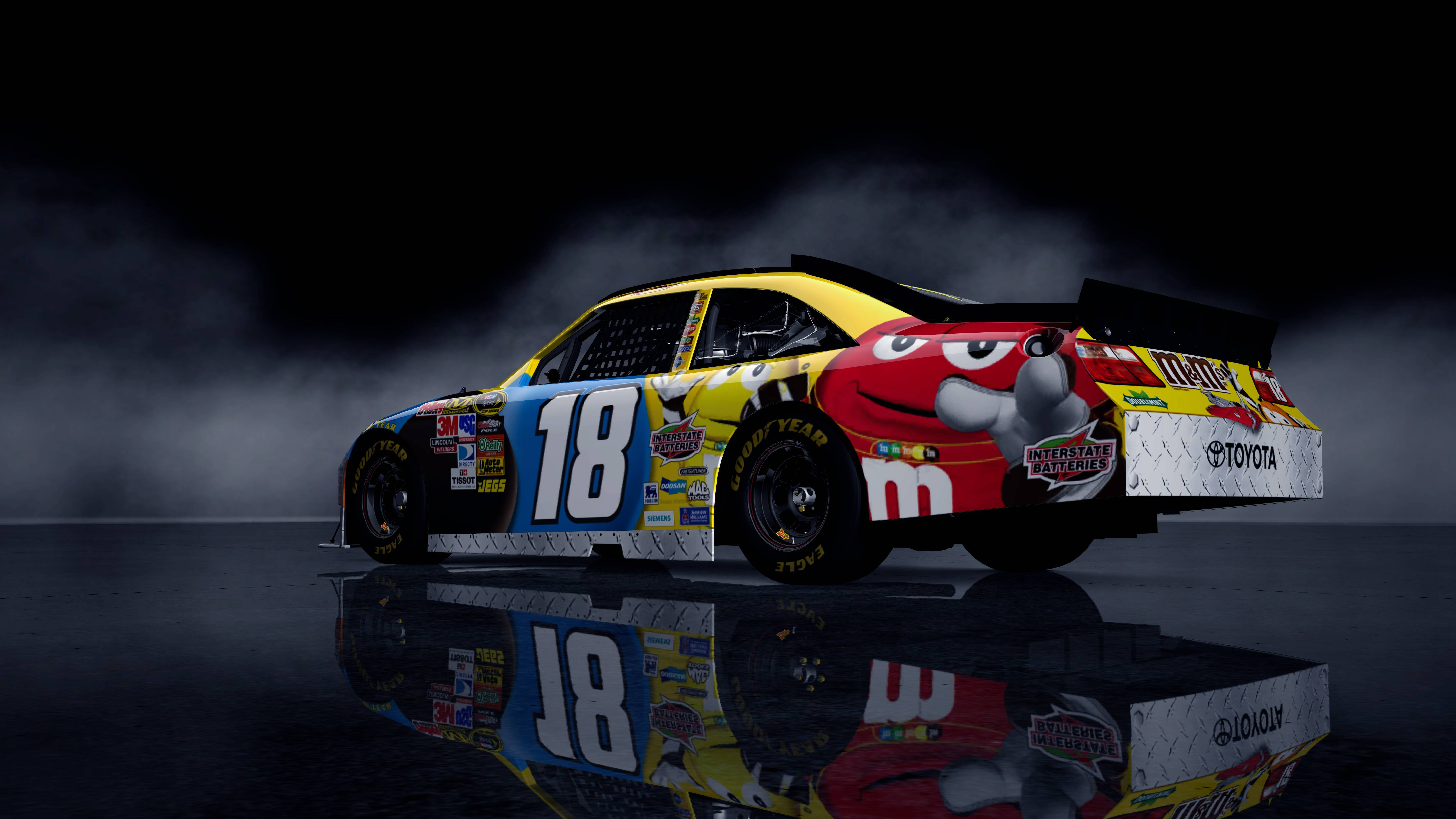 Racing 桌布 壁紙 — 一輛帶有M&M's品牌標誌的NASCAR賽車，號碼18，在煙霧瀰漫的深色背景下，在戲劇性的工作室燈光下閃閃發光。