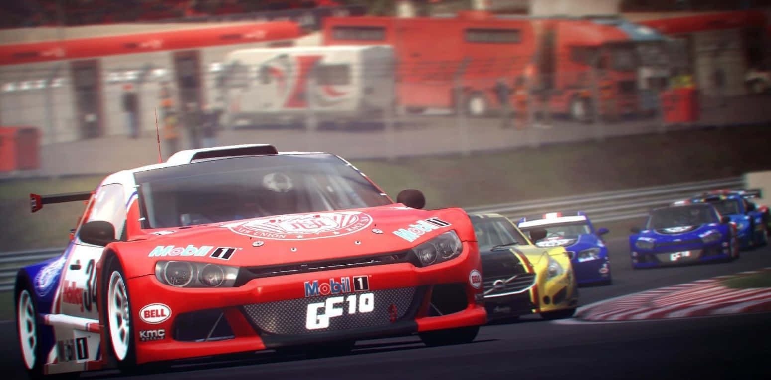 Grid 2 桌布 壁紙 — 一輛帶有Mobil 1標誌的紅色賽車帶領著一群色彩繽紛的賽車在賽道上奔馳，背景有模糊的卡車。