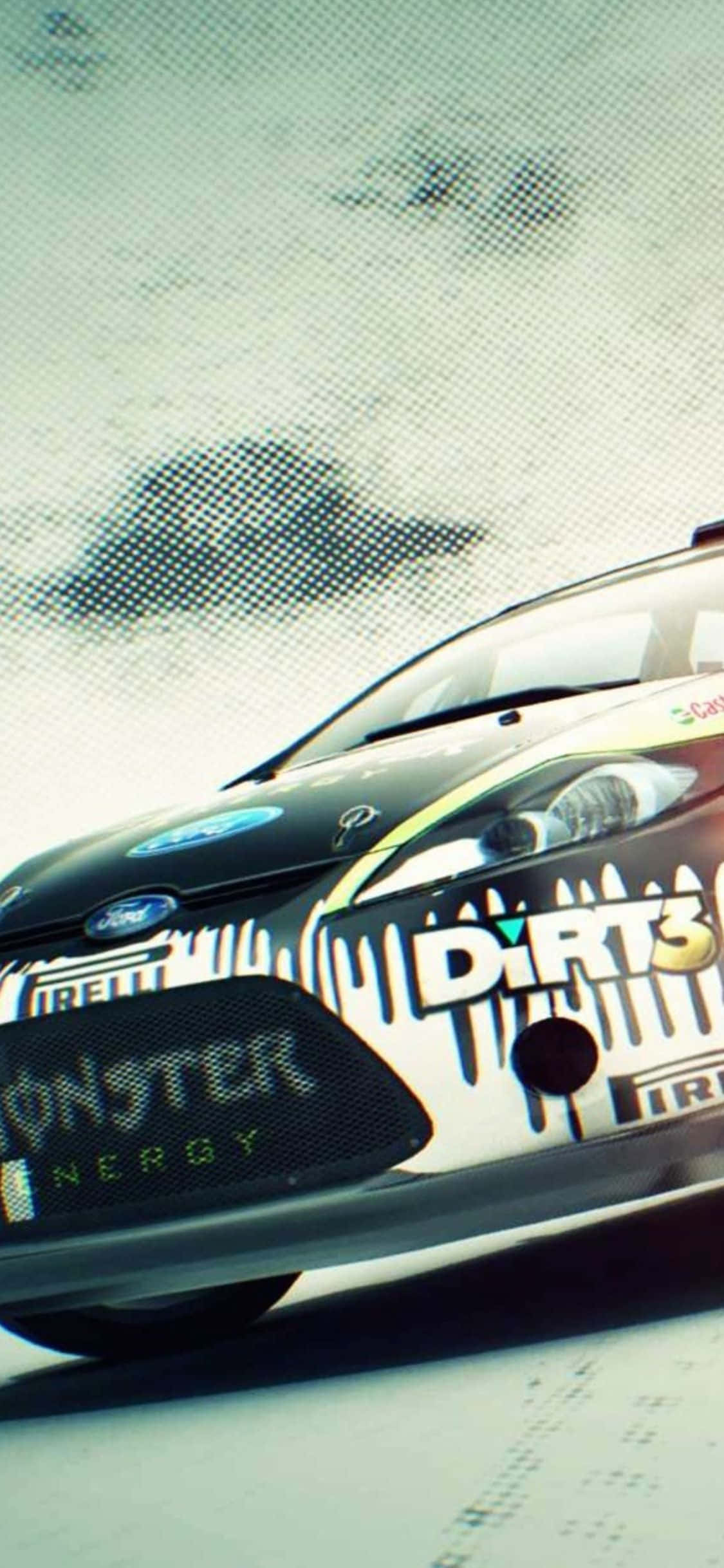 iPhone Xs Dirt 3 桌布 壁紙 — 一輛帶有Monster Energy和Dirt 3貼紙的黑色拉力賽車，在陰天天空下，在紋理表面上疾馳。