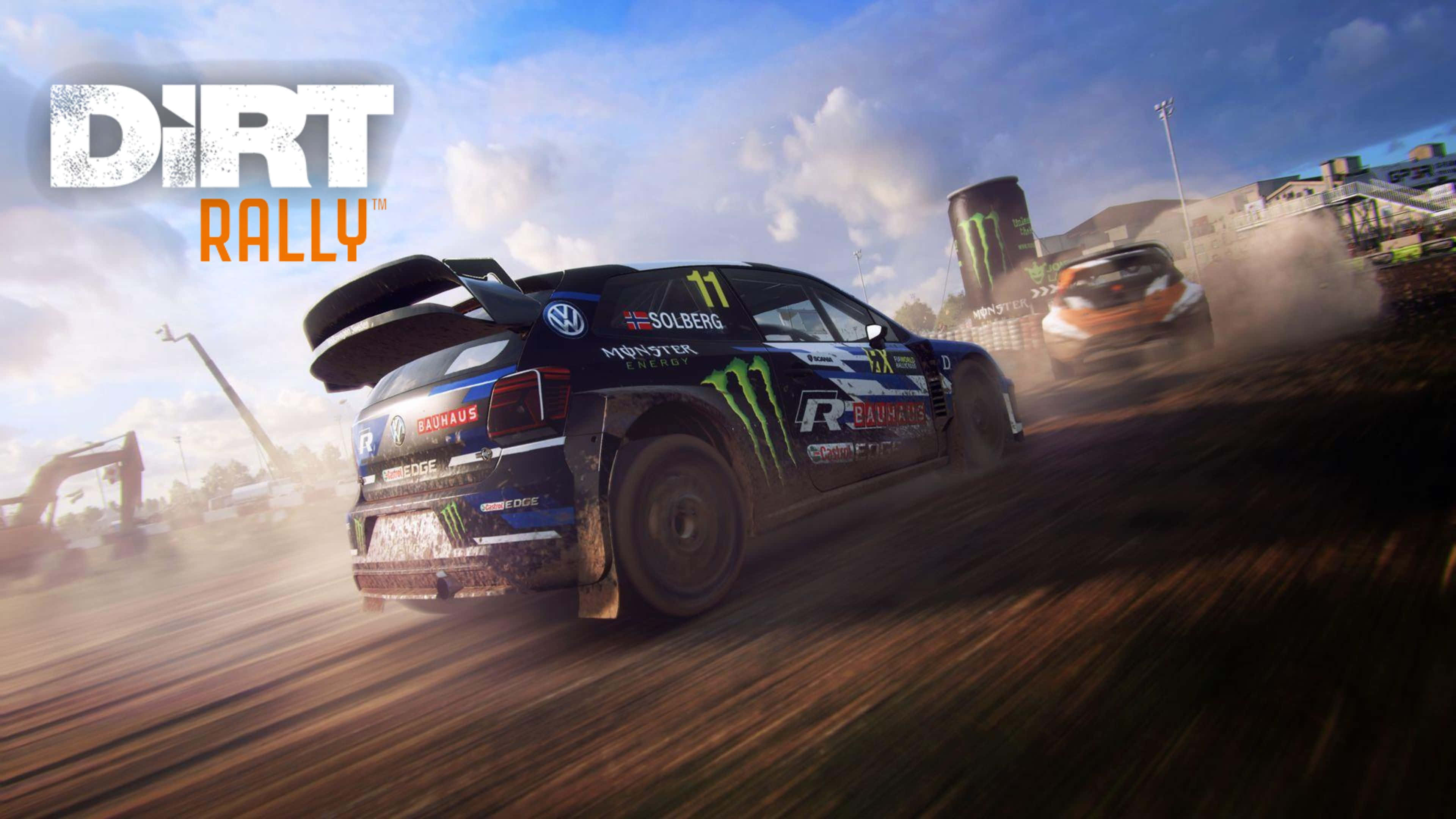 4K Dirt Rally 桌布 壁紙 — 一輛帶有Monster Energy貼紙的藍色拉力賽車在明亮的天空下，在塵土飛揚的泥濘賽道上疾馳，濺起泥漿和碎片。