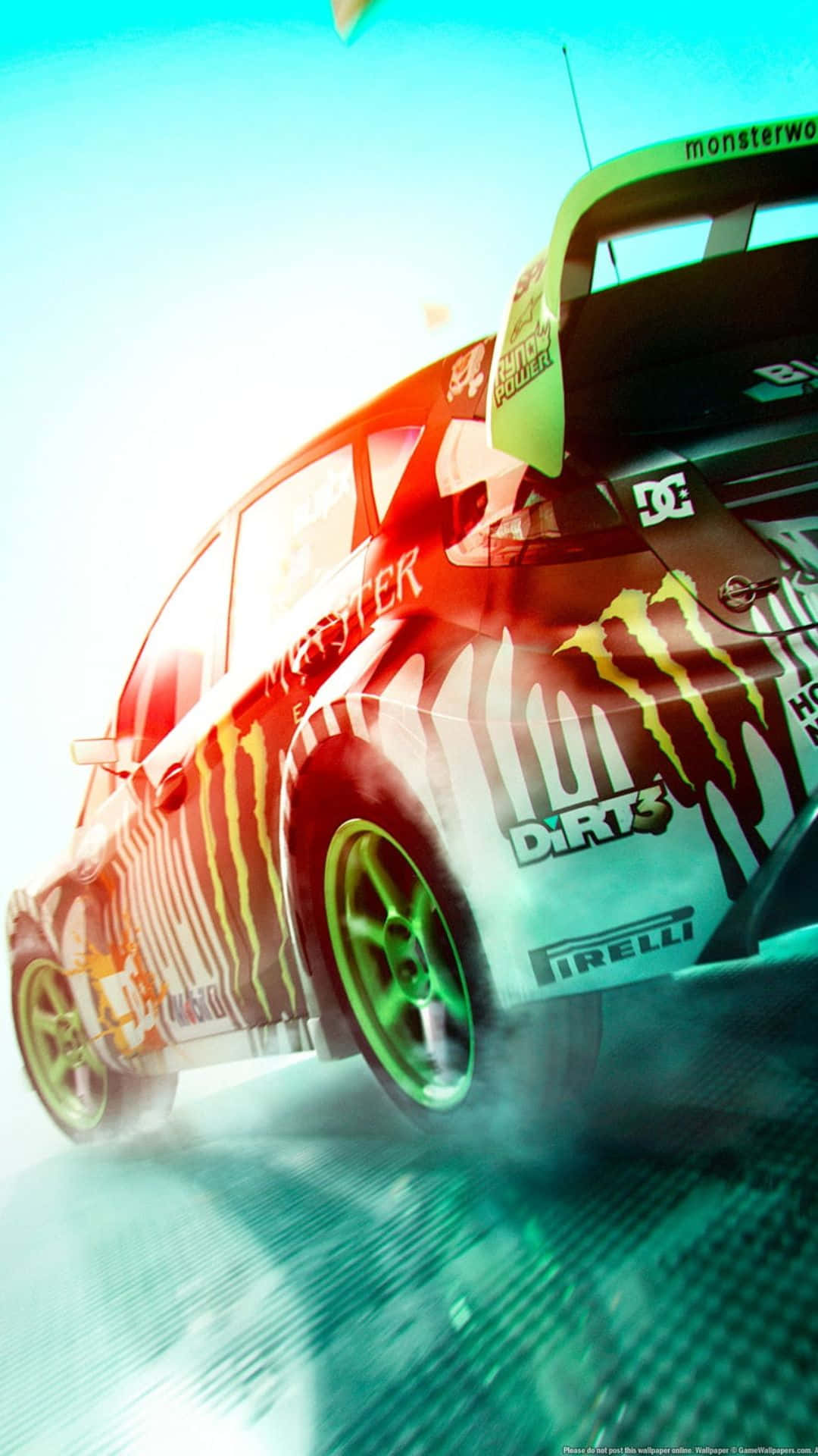 game 桌布 壁紙 — 一輛帶有Monster Energy品牌標誌的活力拉力賽車，在明亮的青色天空下於賽道上激進地飄移。