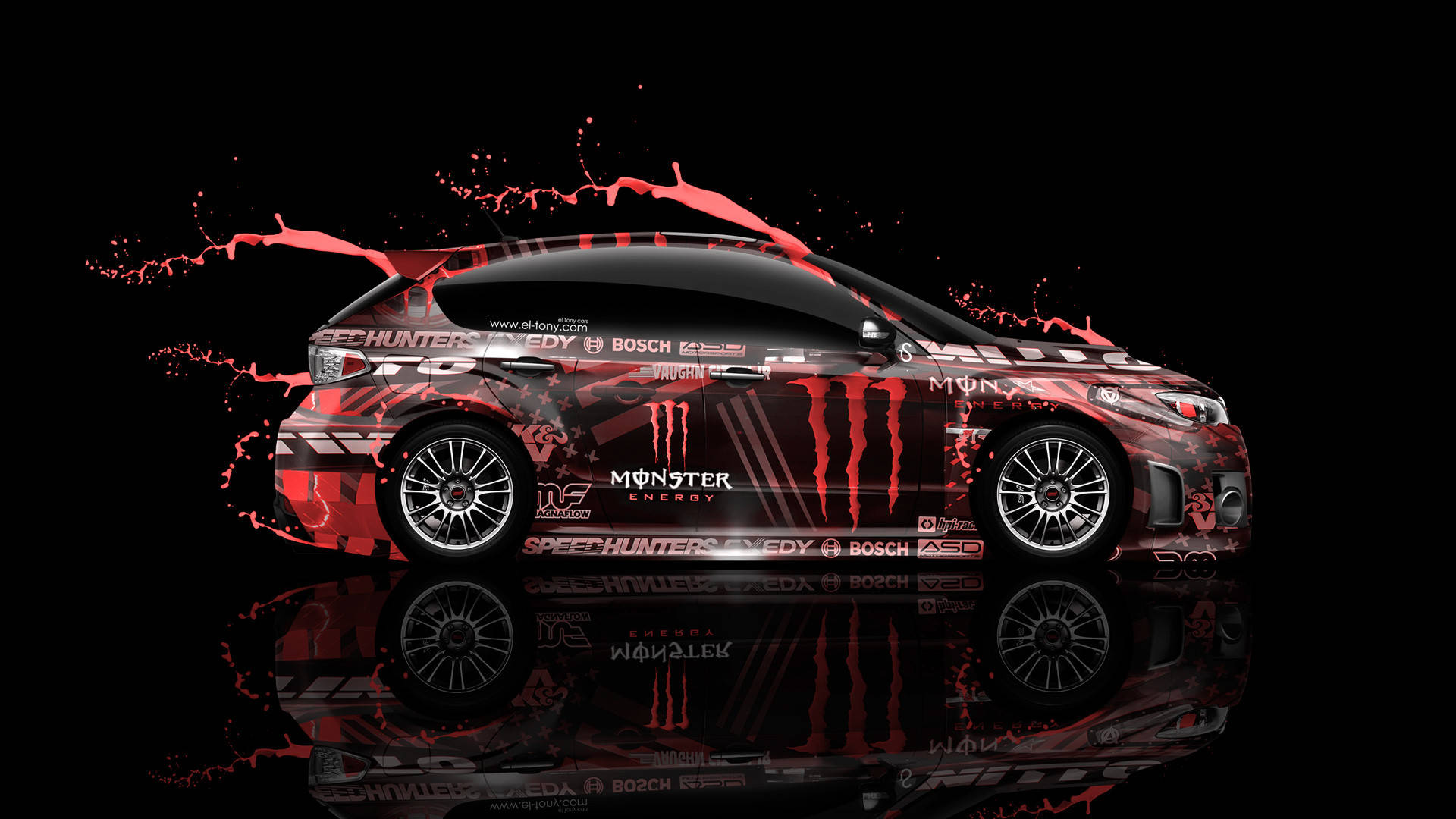Monster Energy 桌布 壁紙 — 一輛帶有Monster Energy品牌的紅黑賽車在深色背景上動態飛濺，表面具有反射效果。