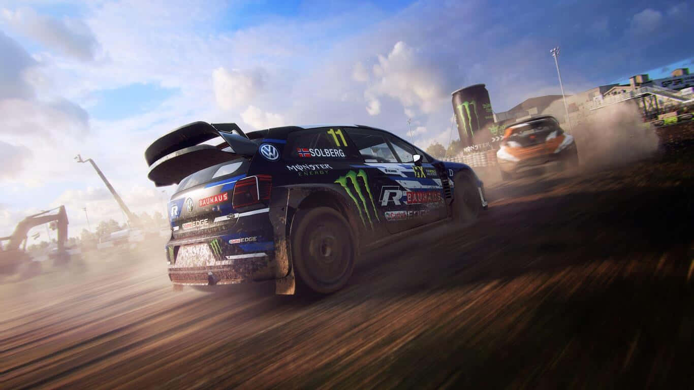 1366x768 Dirt Rally 桌布 壁紙 — 一輛帶有Monster Energy標誌的藍色拉力賽車在晴朗天空下，於塵土飛揚的越野賽道上疾馳，揚起泥土。