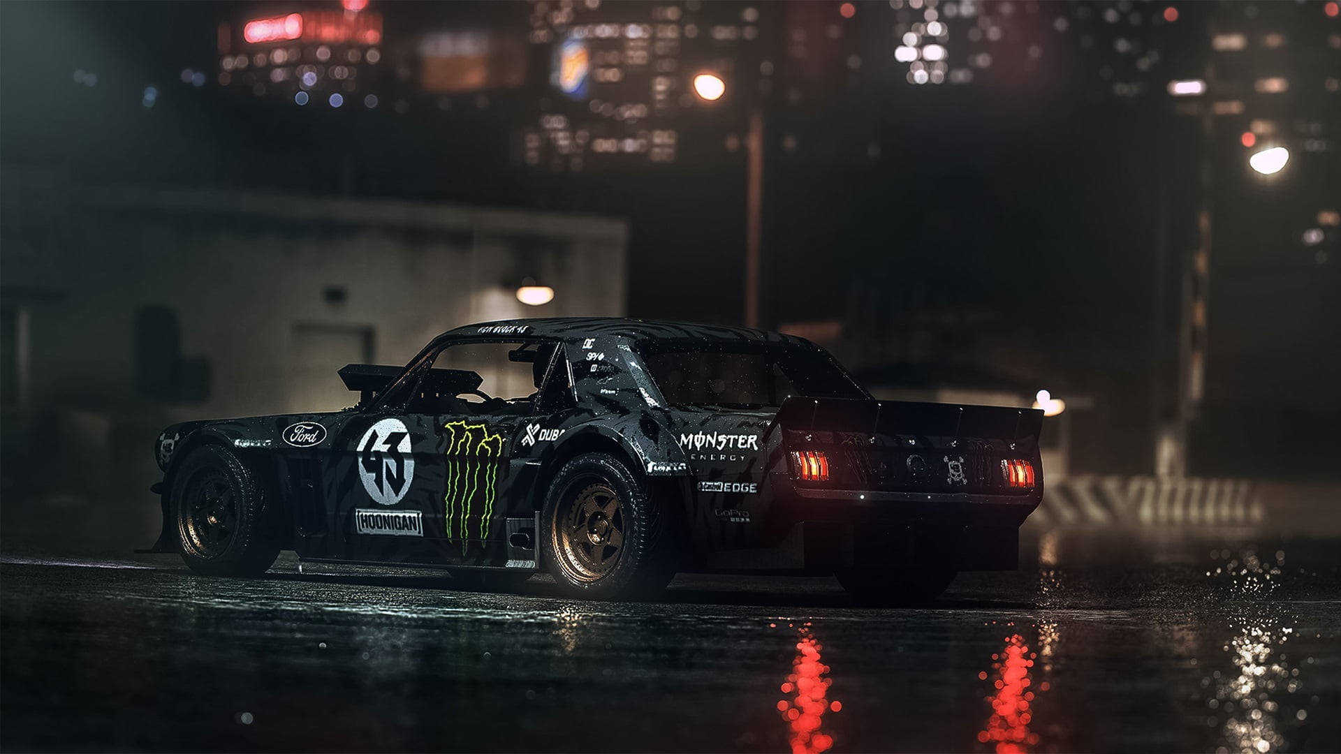 Cool Car 桌布 壁紙 — 一輛帶有Monster Energy貼紙的黑色甩尾車在夜間行駛於濕滑的雨夜城市街道上，紅色尾燈在濕漉漉的路面上反射出光芒。