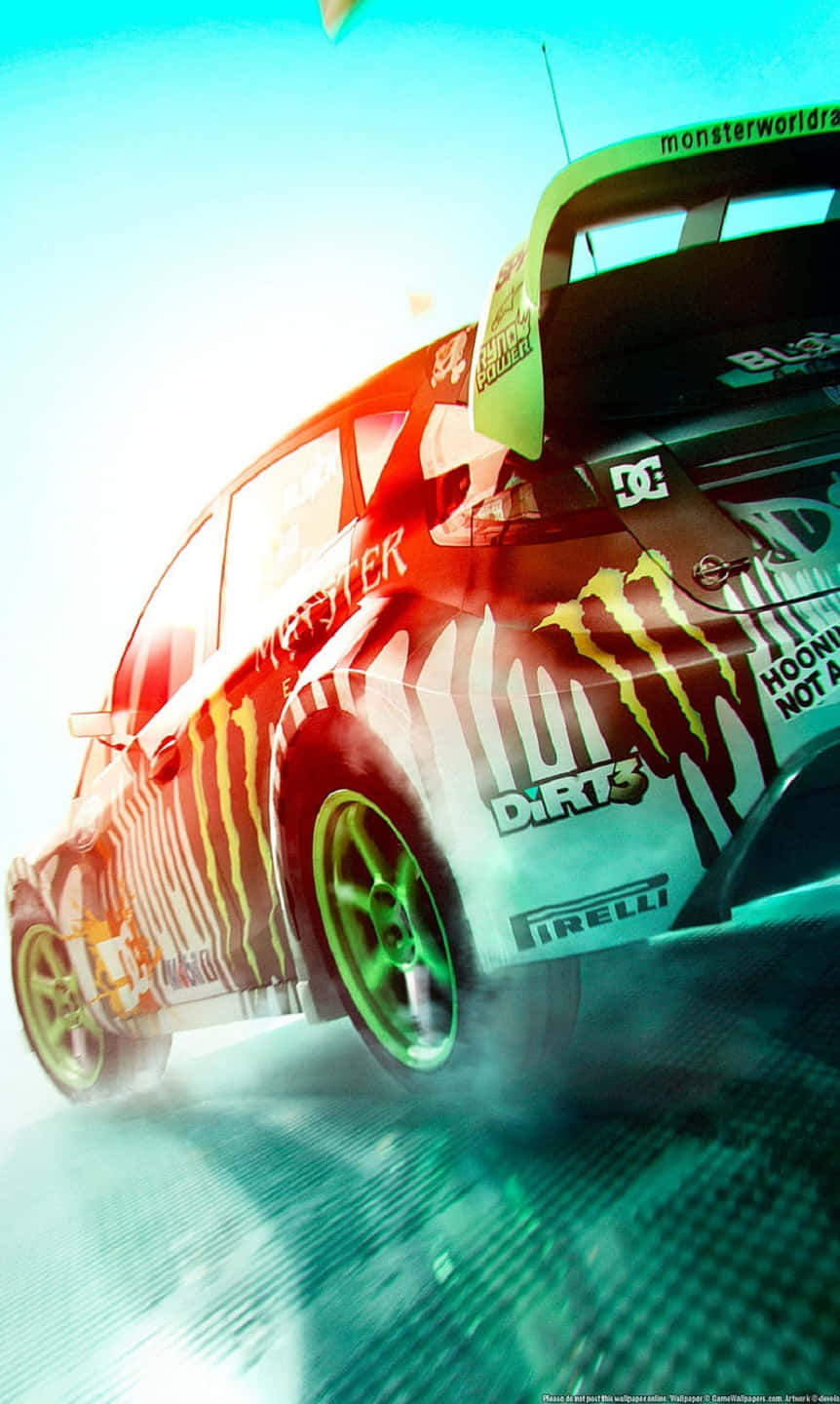 1440p Dirt Showdown 桌布 壁紙 — 一輛帶有Monster Energy品牌的鮮豔拉力賽車在晴朗天空下的潮濕賽道上激進地飄移。