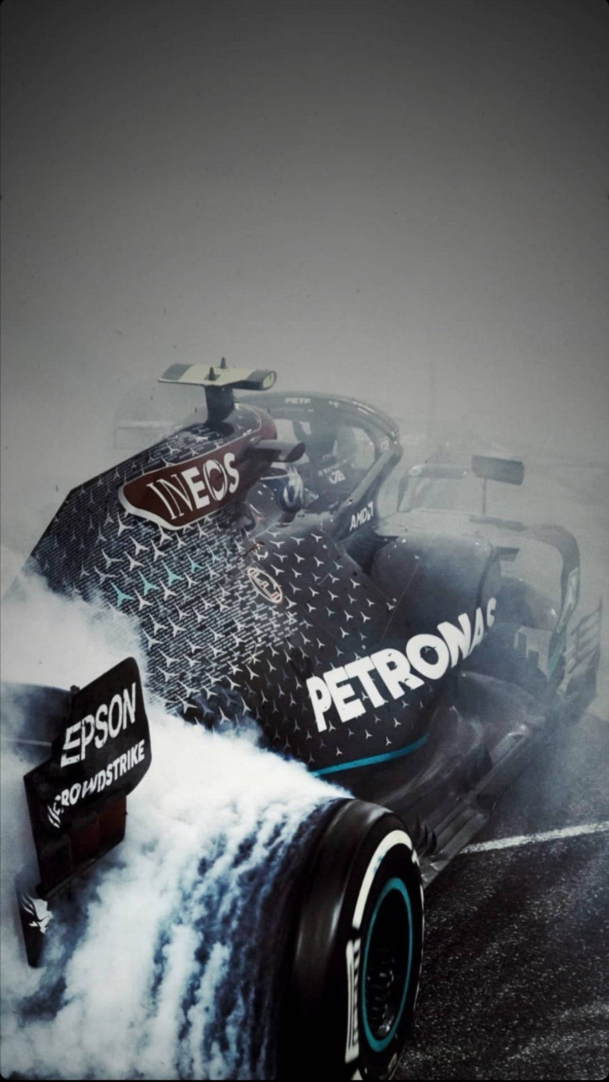 Racing 桌布 壁紙 — 一輛帶有Petronas和Epson標誌的黑色一級方程式賽車在潮濕的賽道上側滑，激起白色水花。