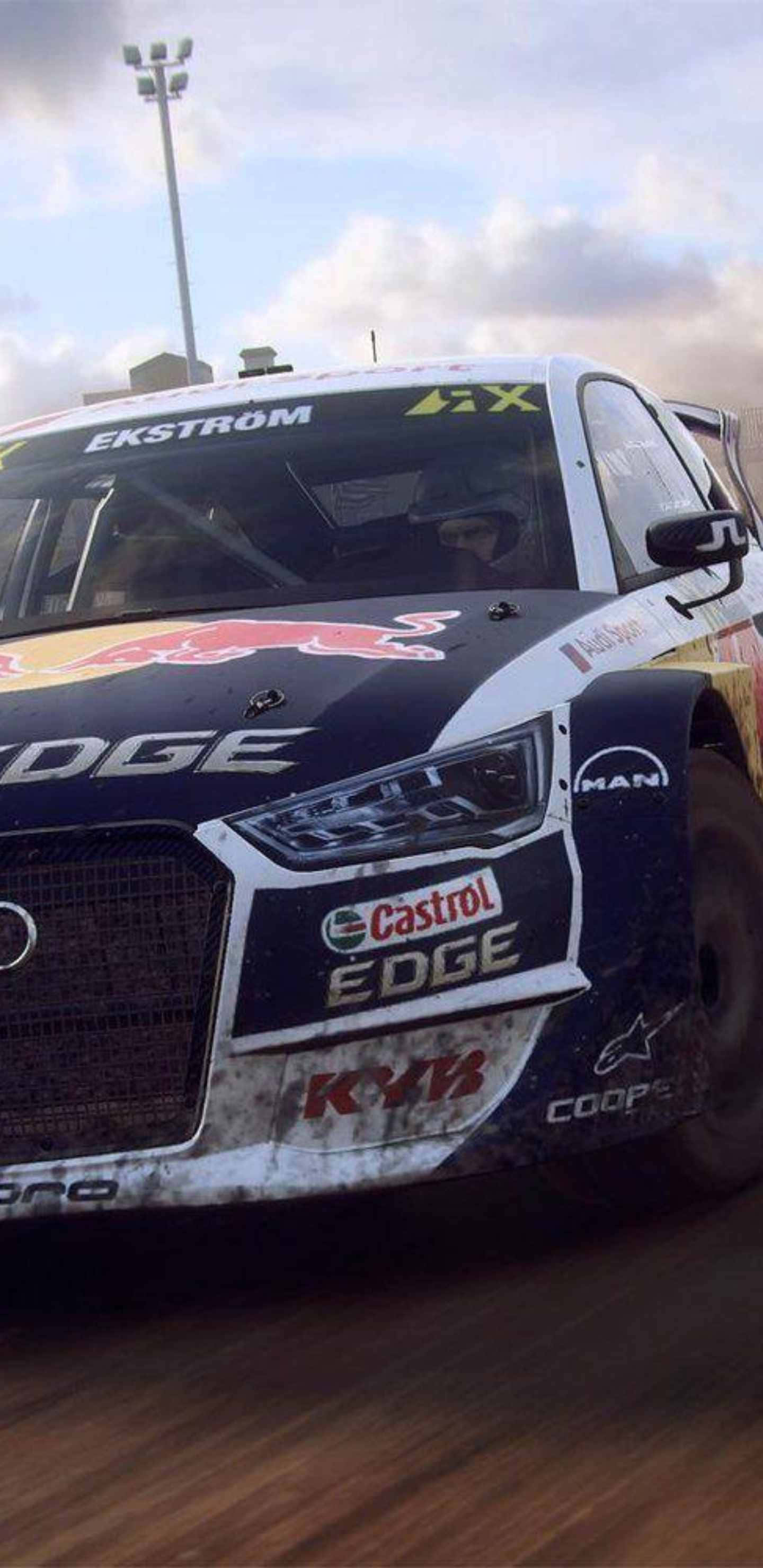 Android Dirt Rally 桌布 壁紙 — 一輛帶有Red Bull和Castrol Edge品牌的泥濘拉力賽車在多雲的天空下行駛在泥土賽道上。