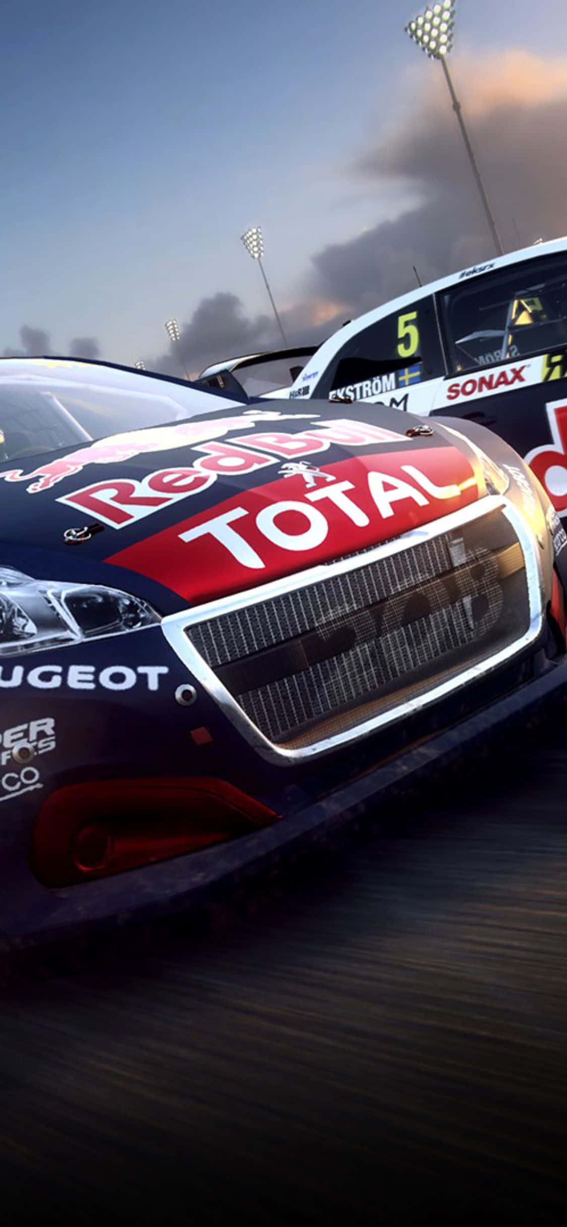 iPhone X Dirt Rally 桌布 壁紙 — 一輛帶有Red Bull和Total品牌標誌的高速賽車，在戲劇性的暮色天空下，在賽道上超越另一名競爭對手。