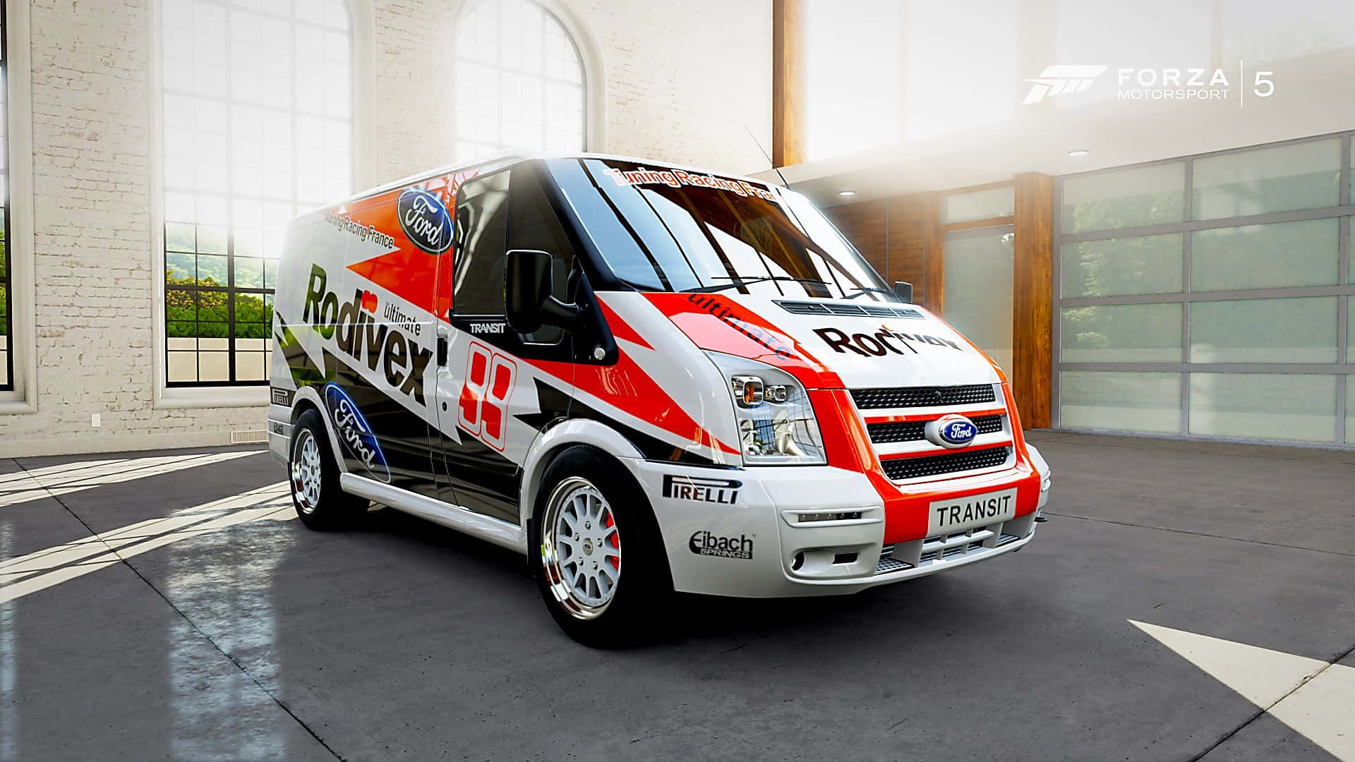 Ford Transit 桌布 壁紙 — 一輛帶有Rodivex賽車塗裝的福特全順廂型車停放在一個明亮現代、有大窗戶的車庫內。