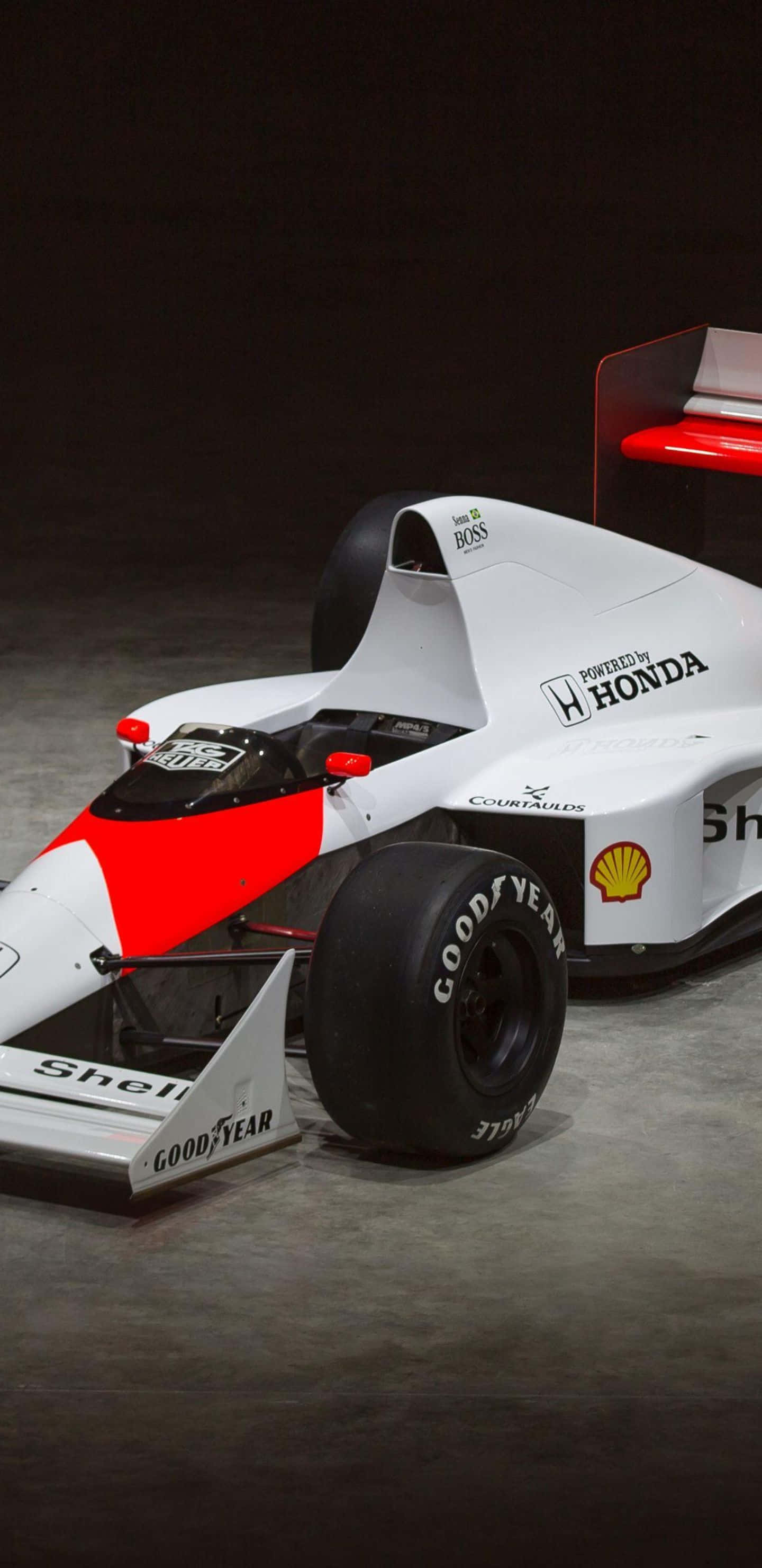 Formula 1 桌布 壁紙 — 一輛帶有Shell和Honda標誌的時尚白色和紅色復古一級方程式賽車，在光線昏暗的攝影棚中展示在混凝土地板上。