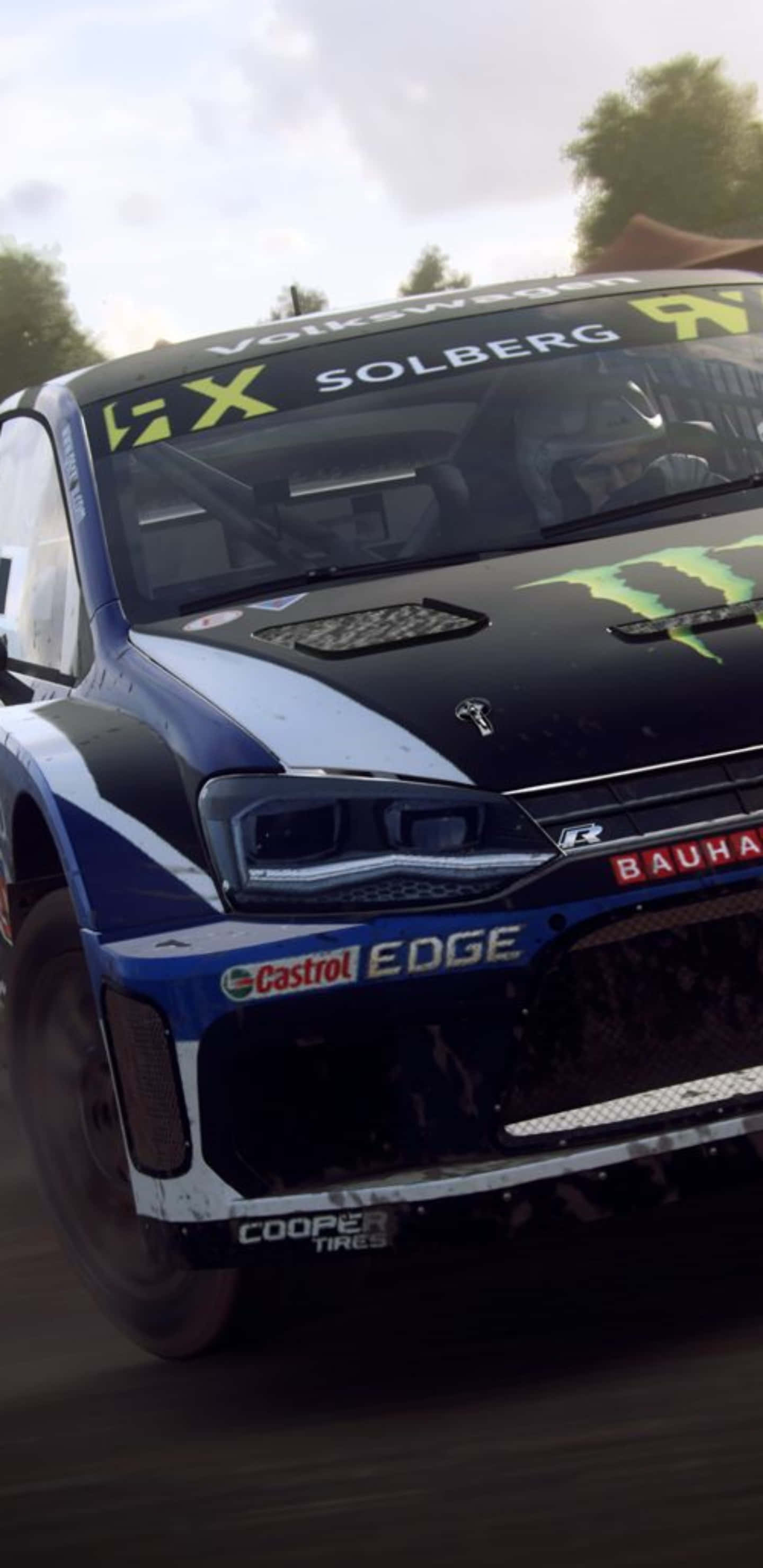 Pixel 3xl Dirt Rally 桌布 壁紙 — 一輛帶有Solberg標誌的藍黑色福斯汽車拉力賽車在森林泥路上疾馳，揚起灰塵。