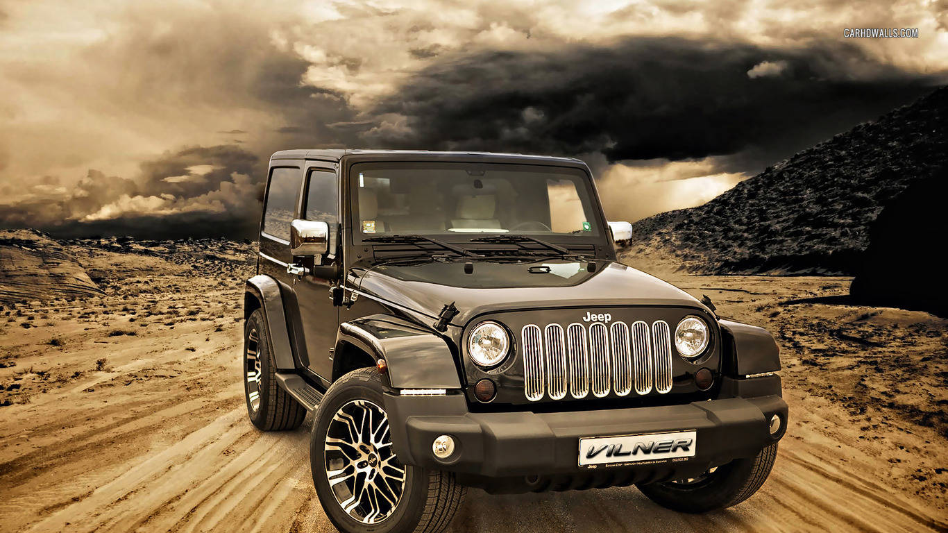 Wrangler 桌布 壁紙 — 一輛帶有Vilner徽章的黑色Jeep Wrangler在戲劇性的暴風雨天空下行駛在塵土飛揚的沙漠中。