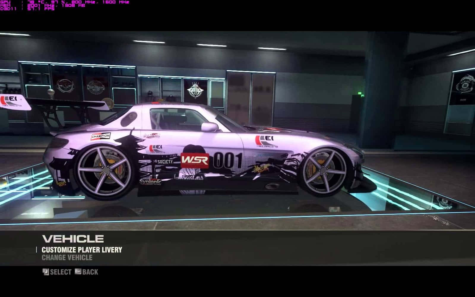 Grid 2 桌布 壁紙 — 一輛帶有WSR塗裝的時尚紫黑色賽車，展示在未來車庫內的發光平台上。