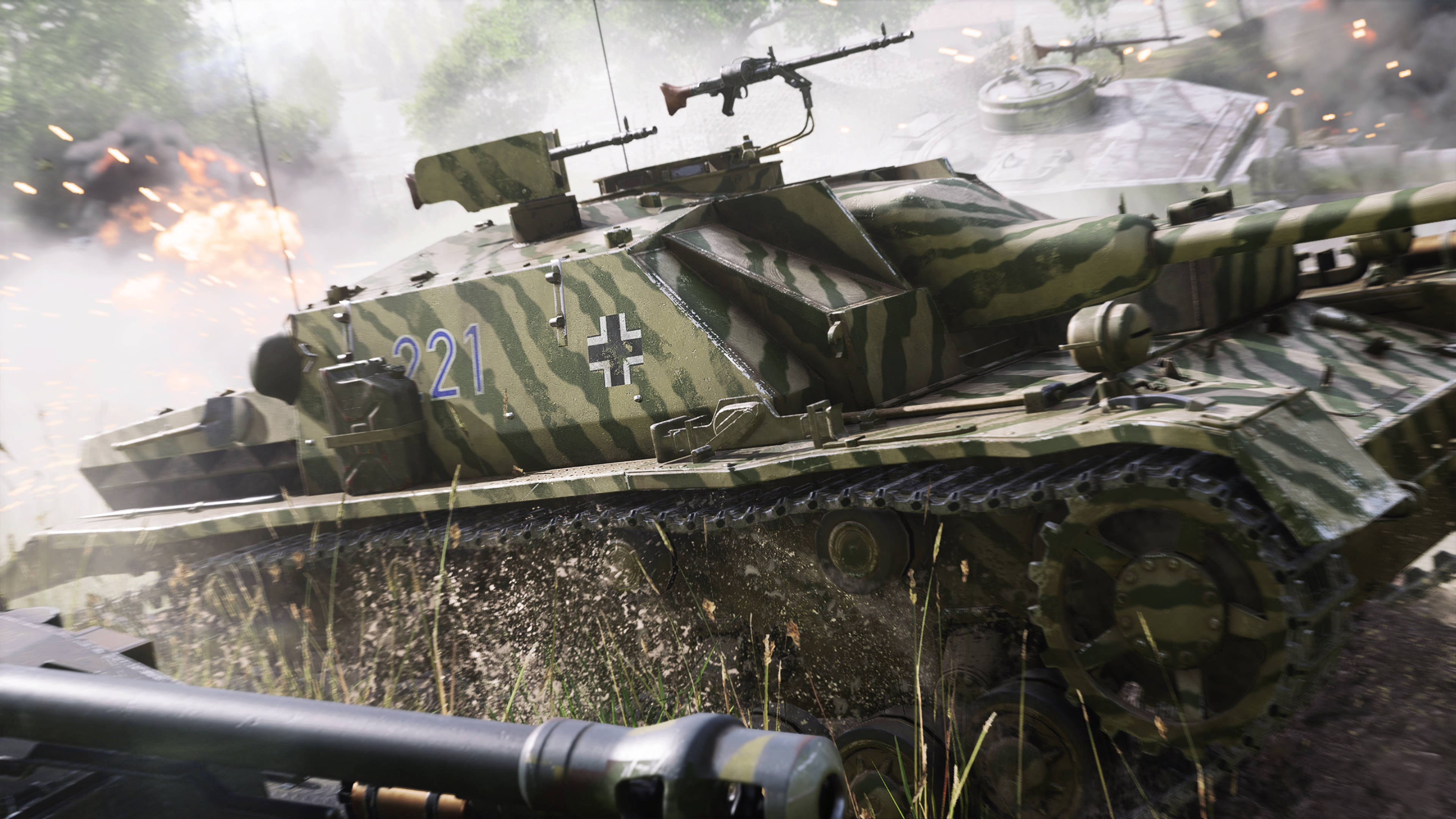 Battlefield 5 桌布 壁紙 — 一輛帶有十字標誌的偽裝二戰德國坦克穿過草地前進，身後爆炸和煙霧噴湧而出。