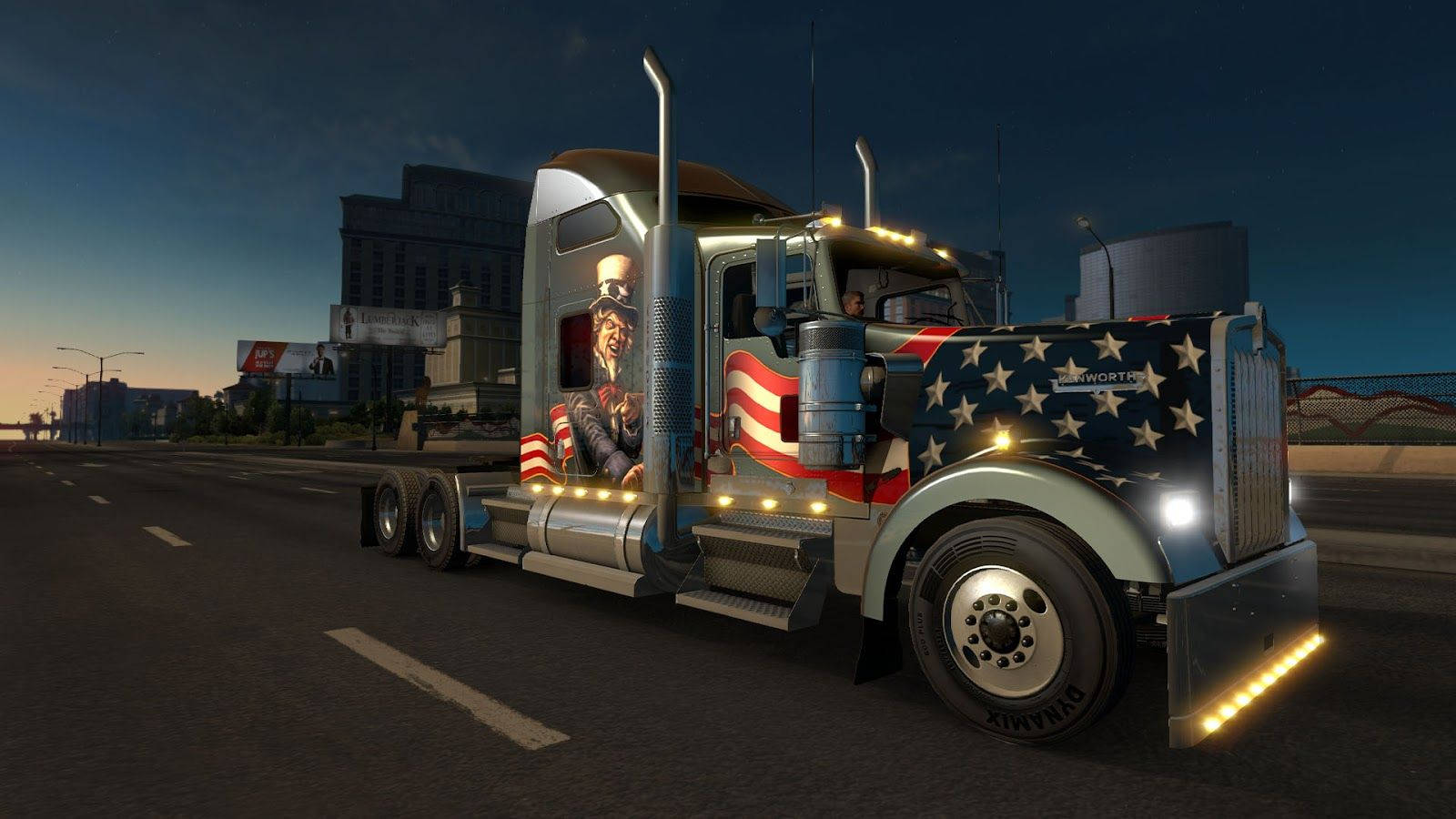 American Truck Simulator 桌布 壁紙 — 一輛帶有山姆大叔貼紙和星條旗塗裝的愛國半掛卡車，在暮色城市燈光下的高速公路上閃閃發光。