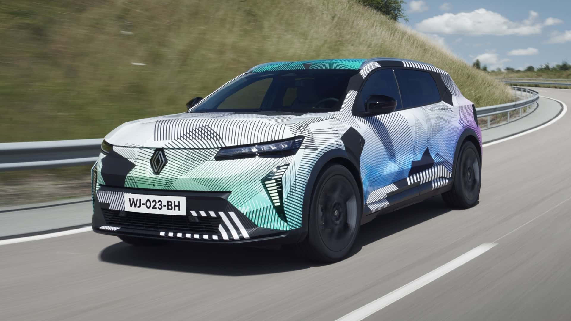 Renault Scenic 桌布 壁紙 — 一輛帶有幾何青綠色和紫色圖案的未來電動SUV在明亮的藍天下沿著彎曲的高速公路疾馳。