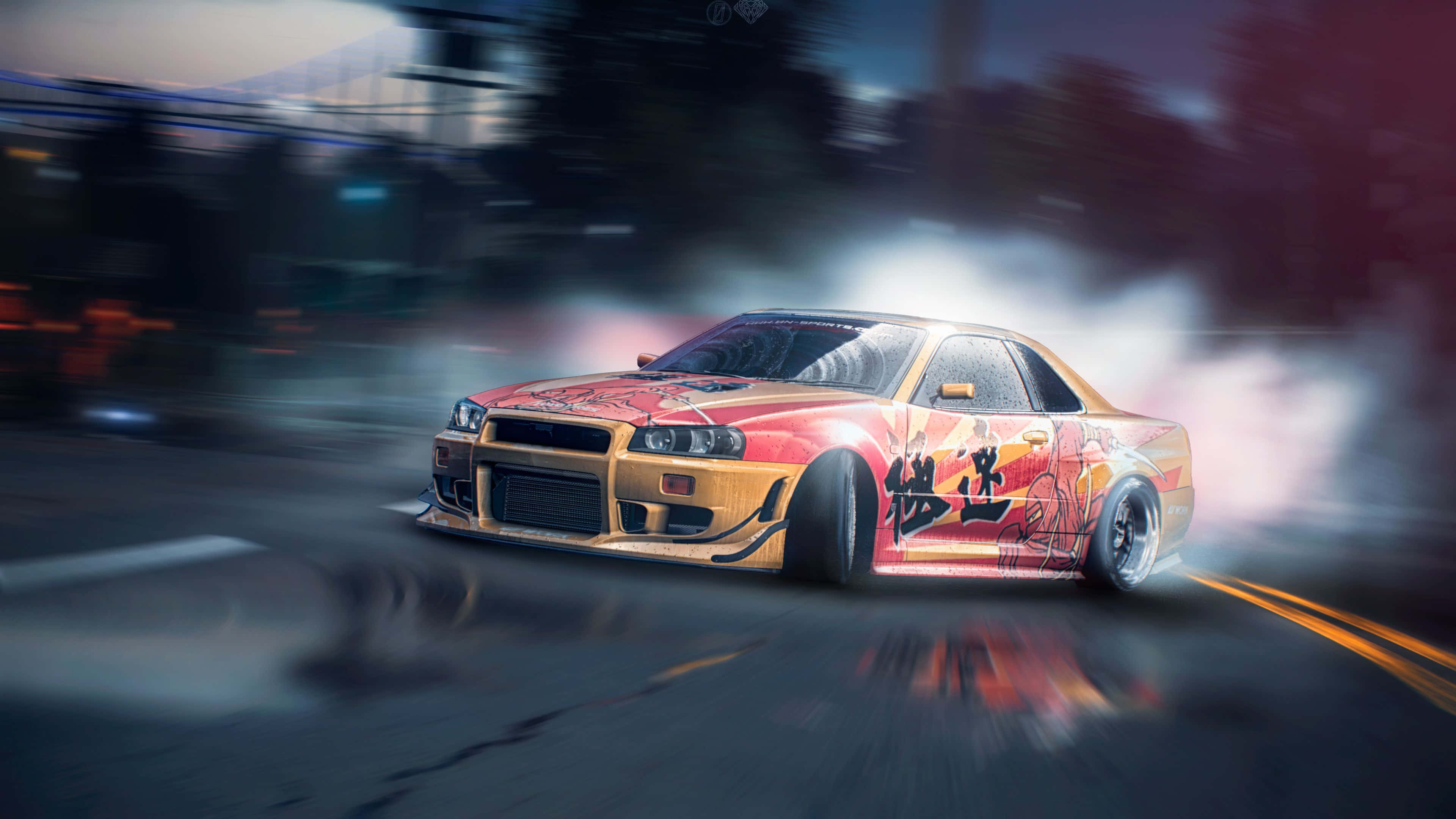 Racing 桌布 壁紙 — 一輛帶有日本塗鴉的火橙色飄移車在暮色中穿過模糊的城市街道，猛烈地冒煙。