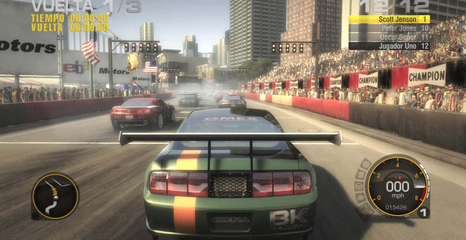 Grid 2 桌布 壁紙 — 一輛帶有橙色條紋的綠色賽車在明亮的日光下沿著城市街道賽道飛馳，人群在場邊歡呼。
