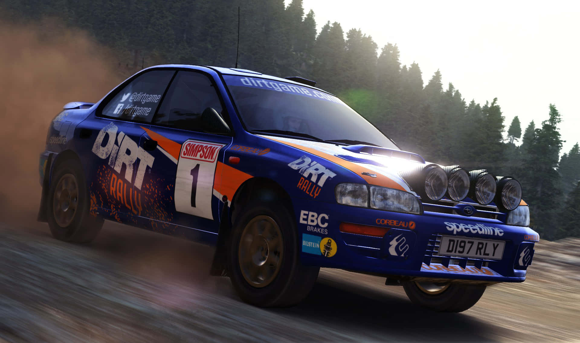 Racing 桌布 壁紙 — 一輛帶有橙色裝飾的藍色拉力賽車在森林泥路上加速行駛，揚起灰塵和煙霧。