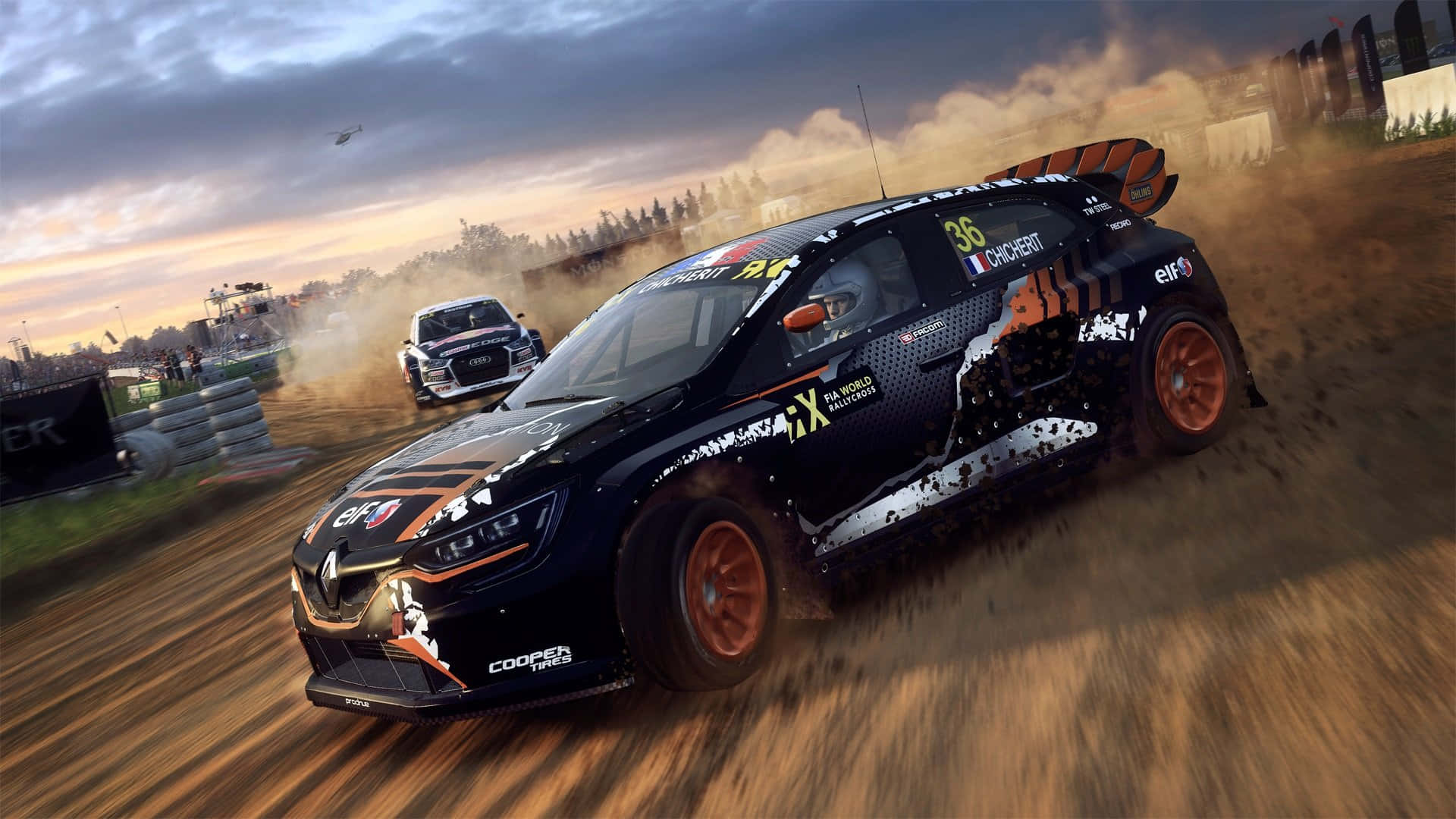 1920x1080 Dirt Rally 桌布 壁紙 — 一輛帶有橙色裝飾的黑色拉力賽車在塵土飛揚的泥濘賽道上飄移，另一輛車緊隨其後，背景是陰雲密佈的日落天空。